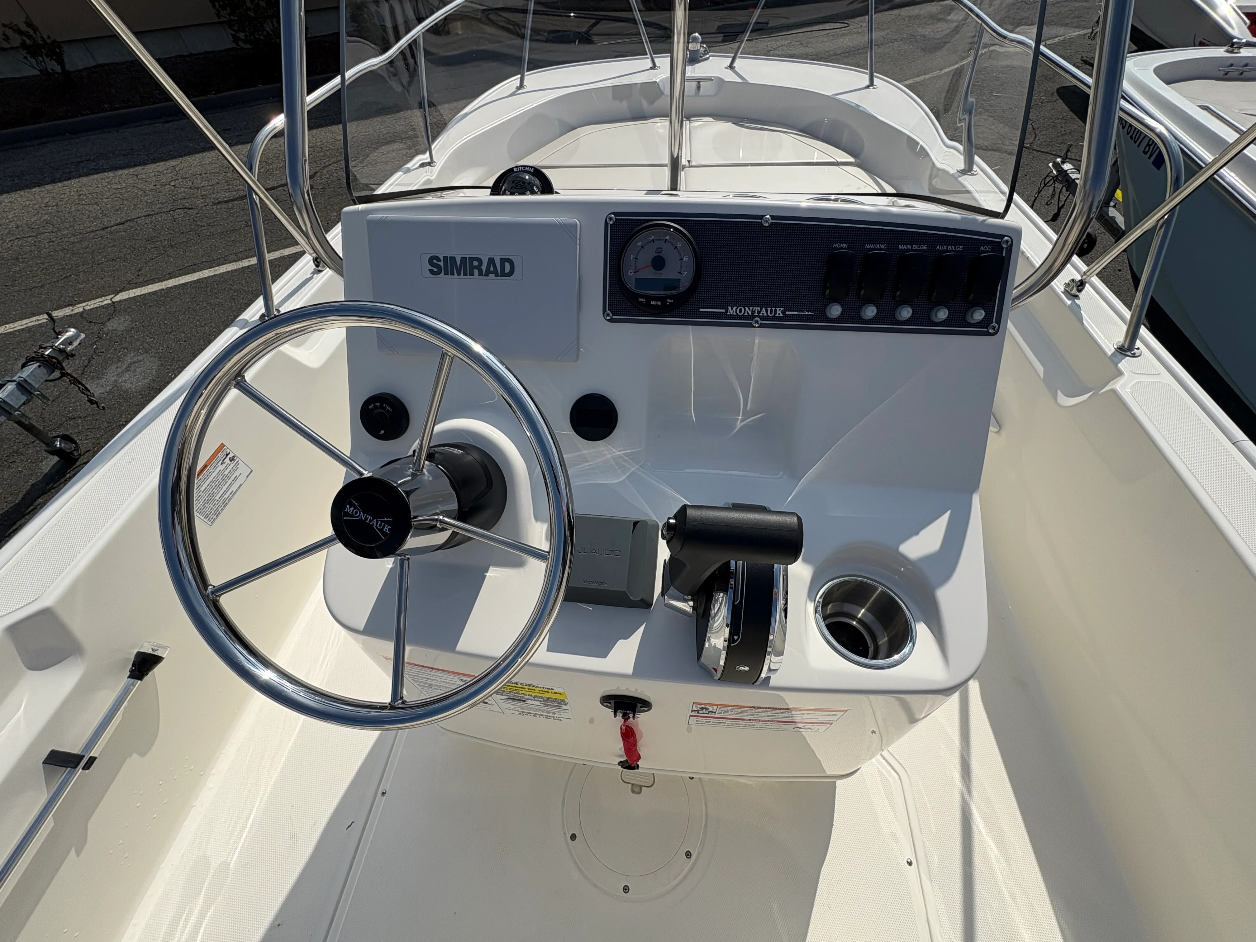 2025 Boston Whaler 170 MONTAUK Image Thumbnail #2
