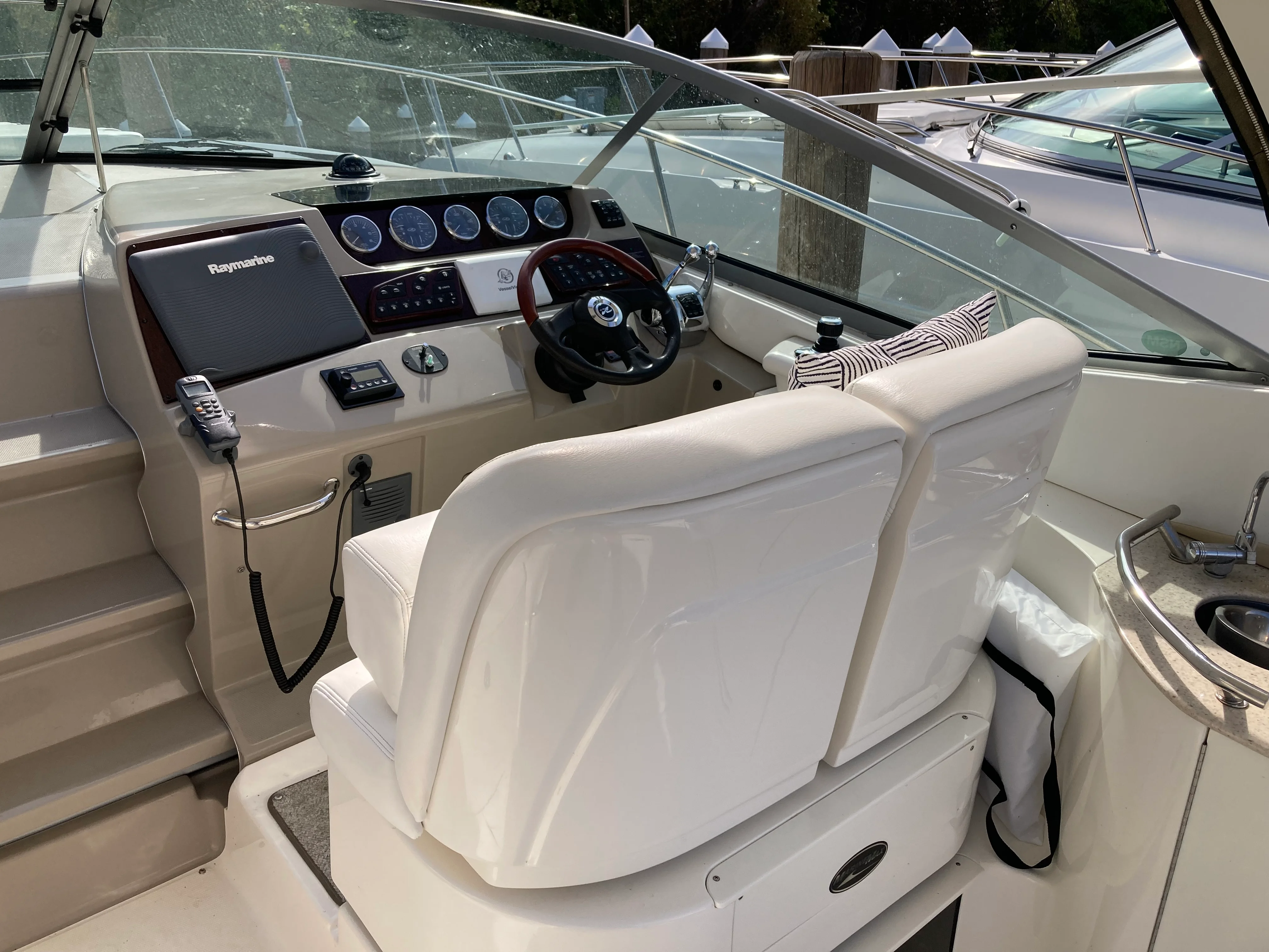 2009 Sea Ray 350 SUNDANCER Image Thumbnail #24