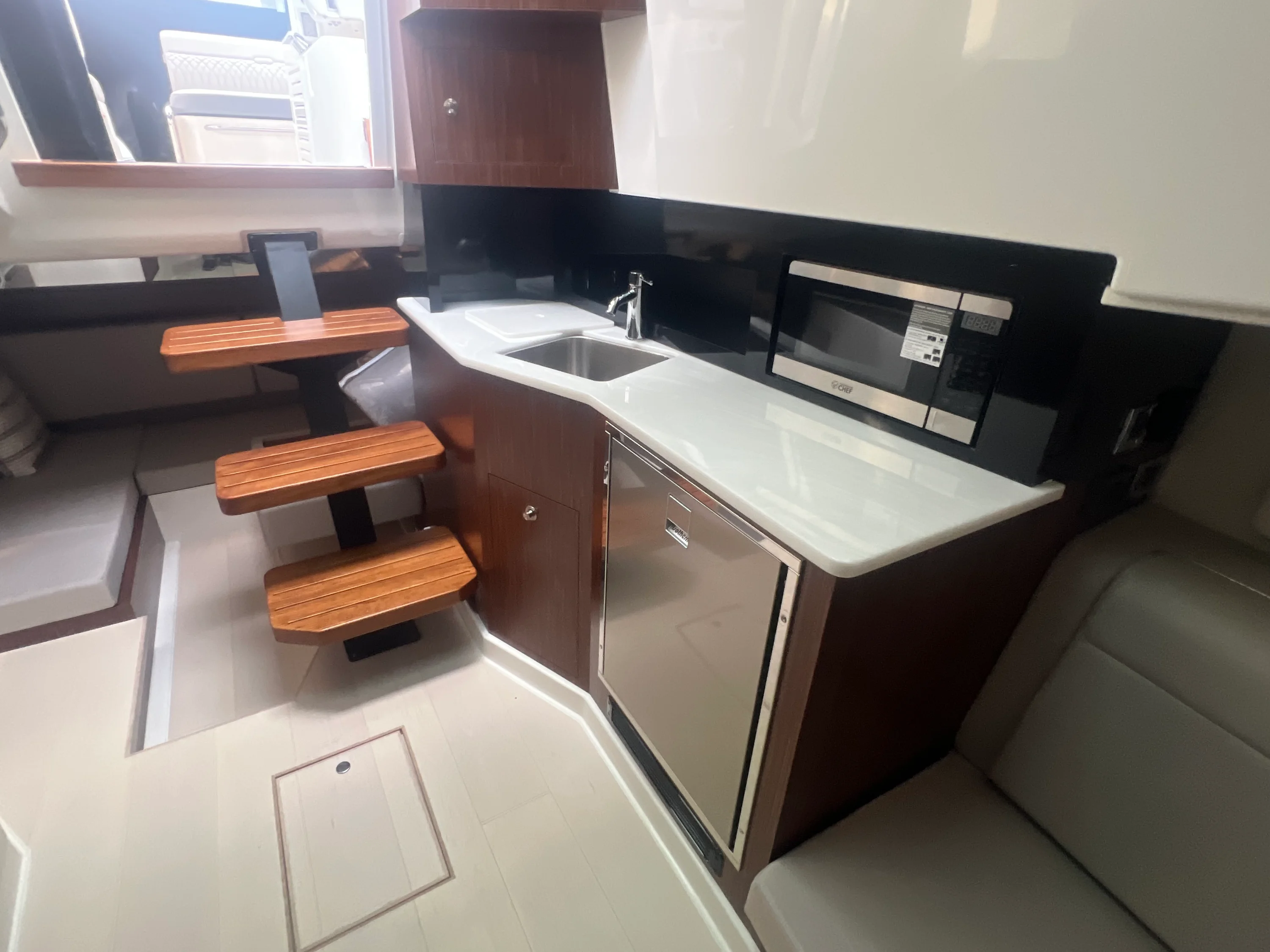 2026 Sea Ray Sundancer 370 Image Thumbnail #15