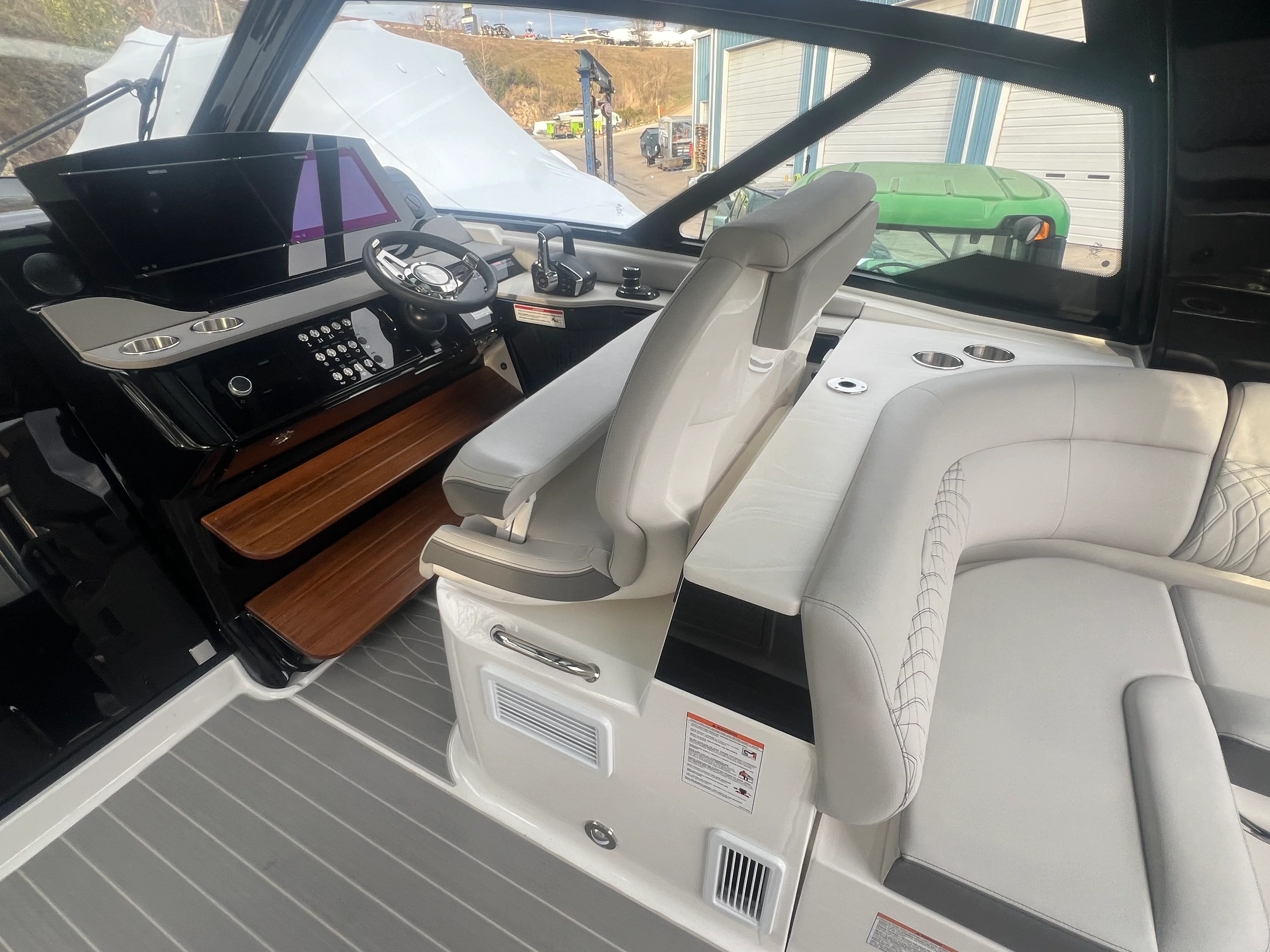 2026 Sea Ray Sundancer 370 Image Thumbnail #5