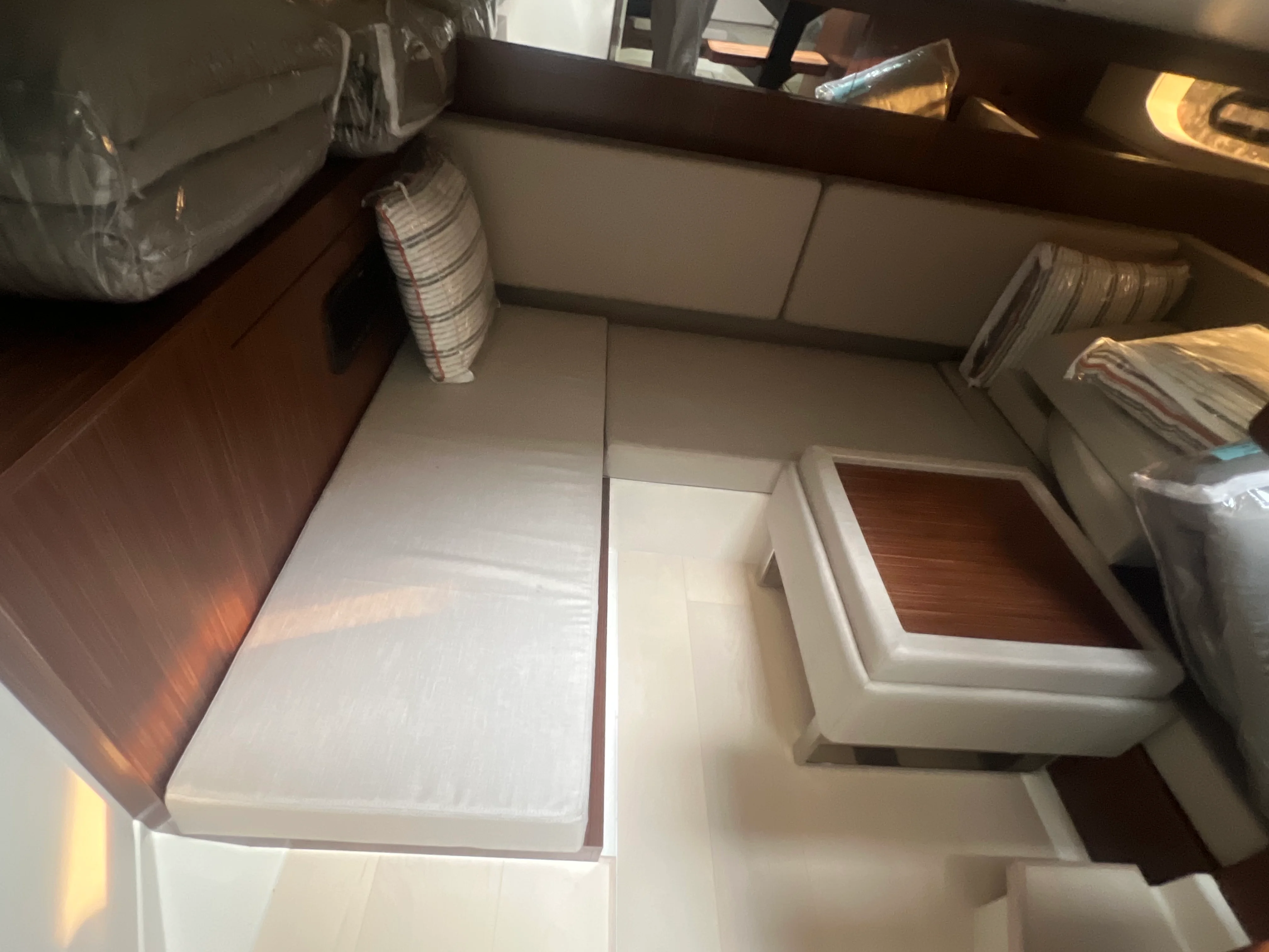 2026 Sea Ray Sundancer 370 Image Thumbnail #16