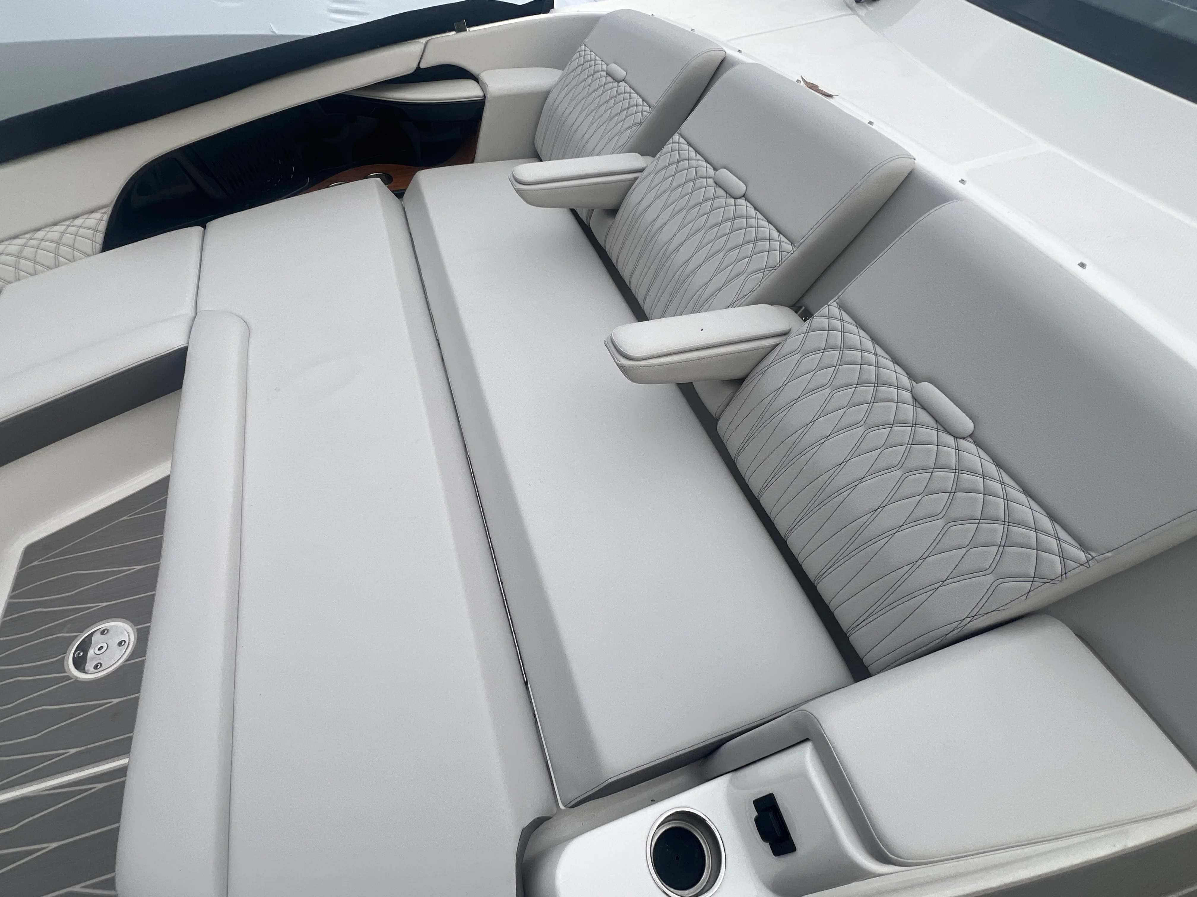 2026 Sea Ray Sundancer 370 Image Thumbnail #19