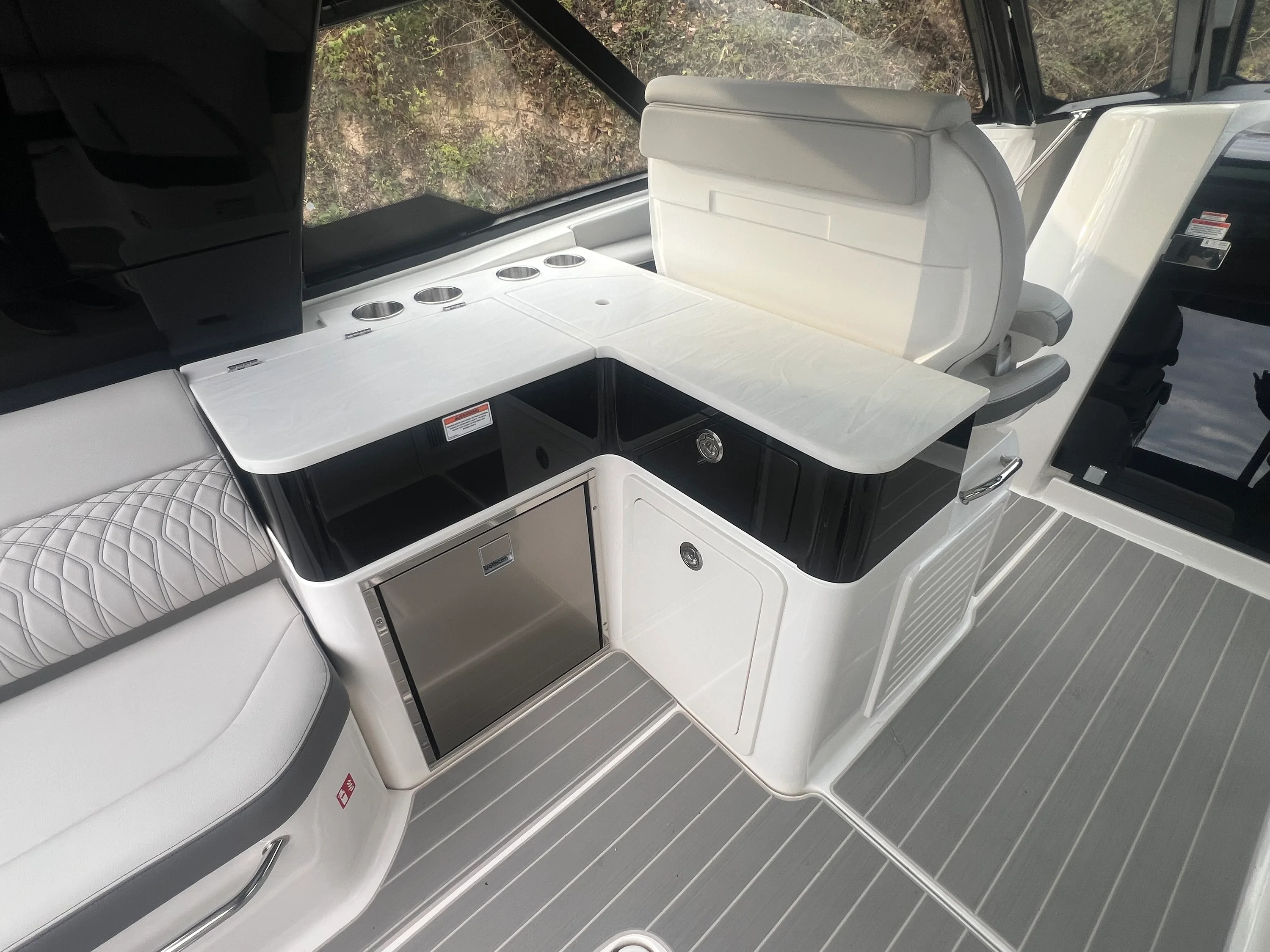 2026 Sea Ray Sundancer 370 Image Thumbnail #9