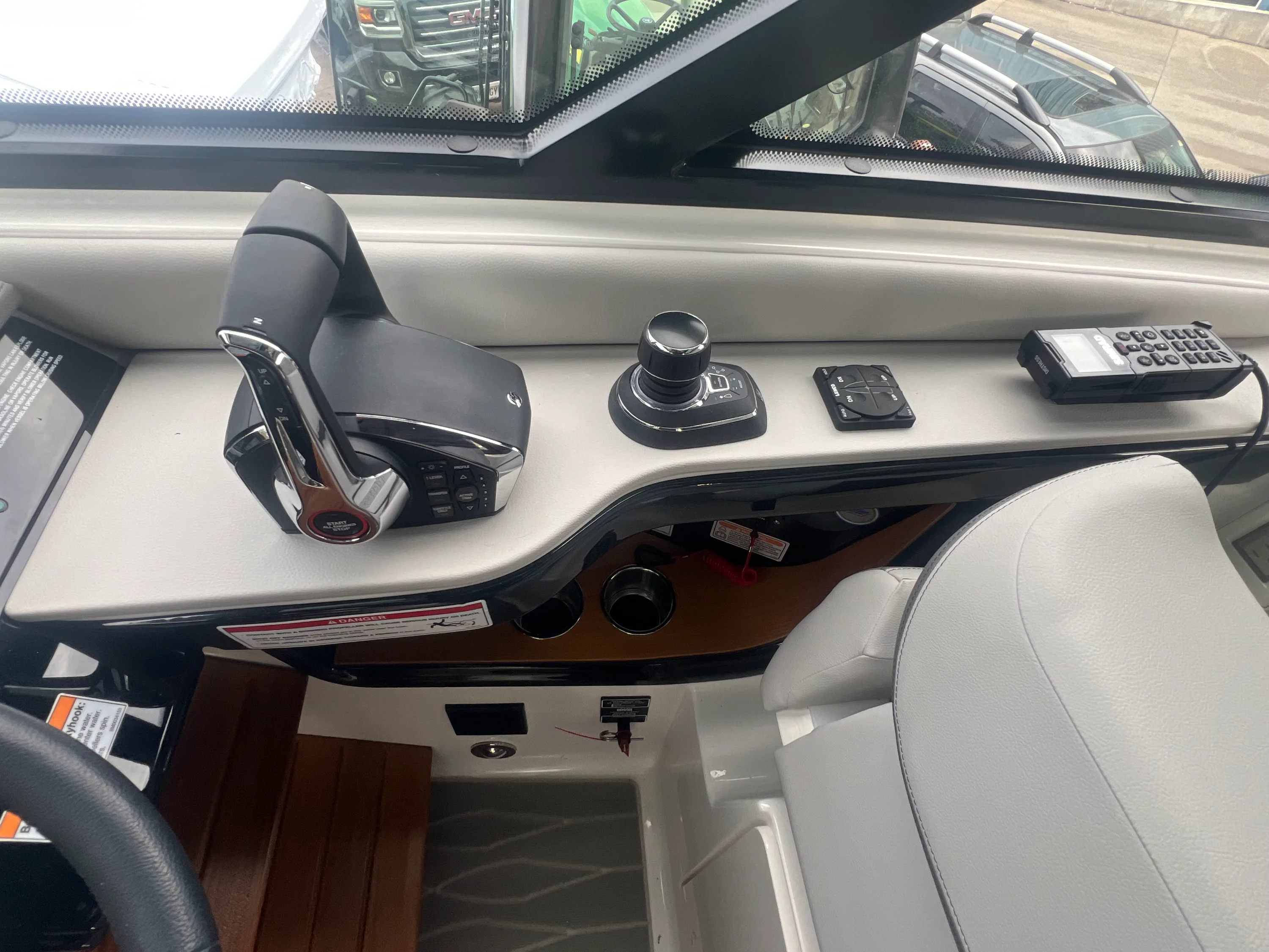 2026 Sea Ray Sundancer 370 Image Thumbnail #7