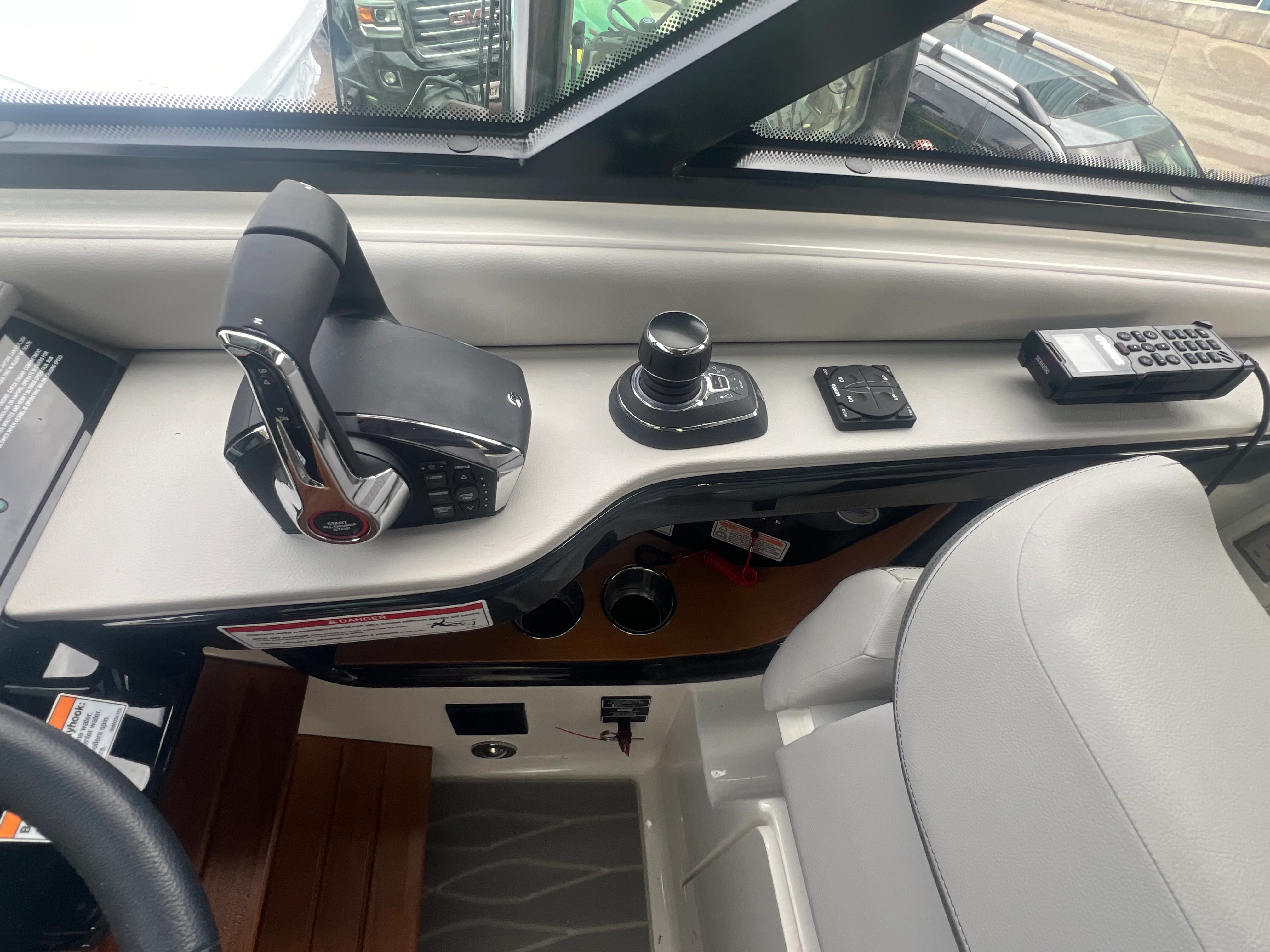 2026 Sea Ray Sundancer 370 Image Thumbnail #7