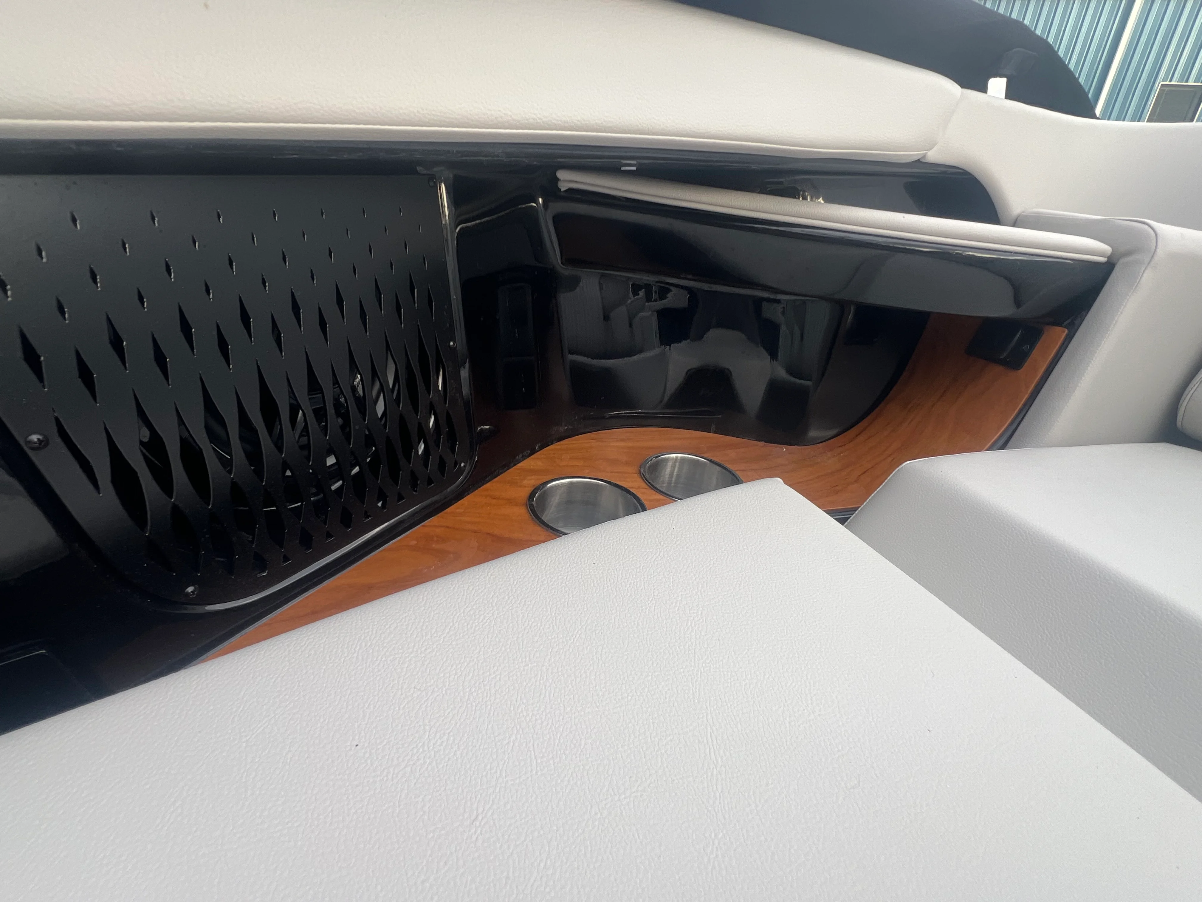 2026 Sea Ray Sundancer 370 Image Thumbnail #21