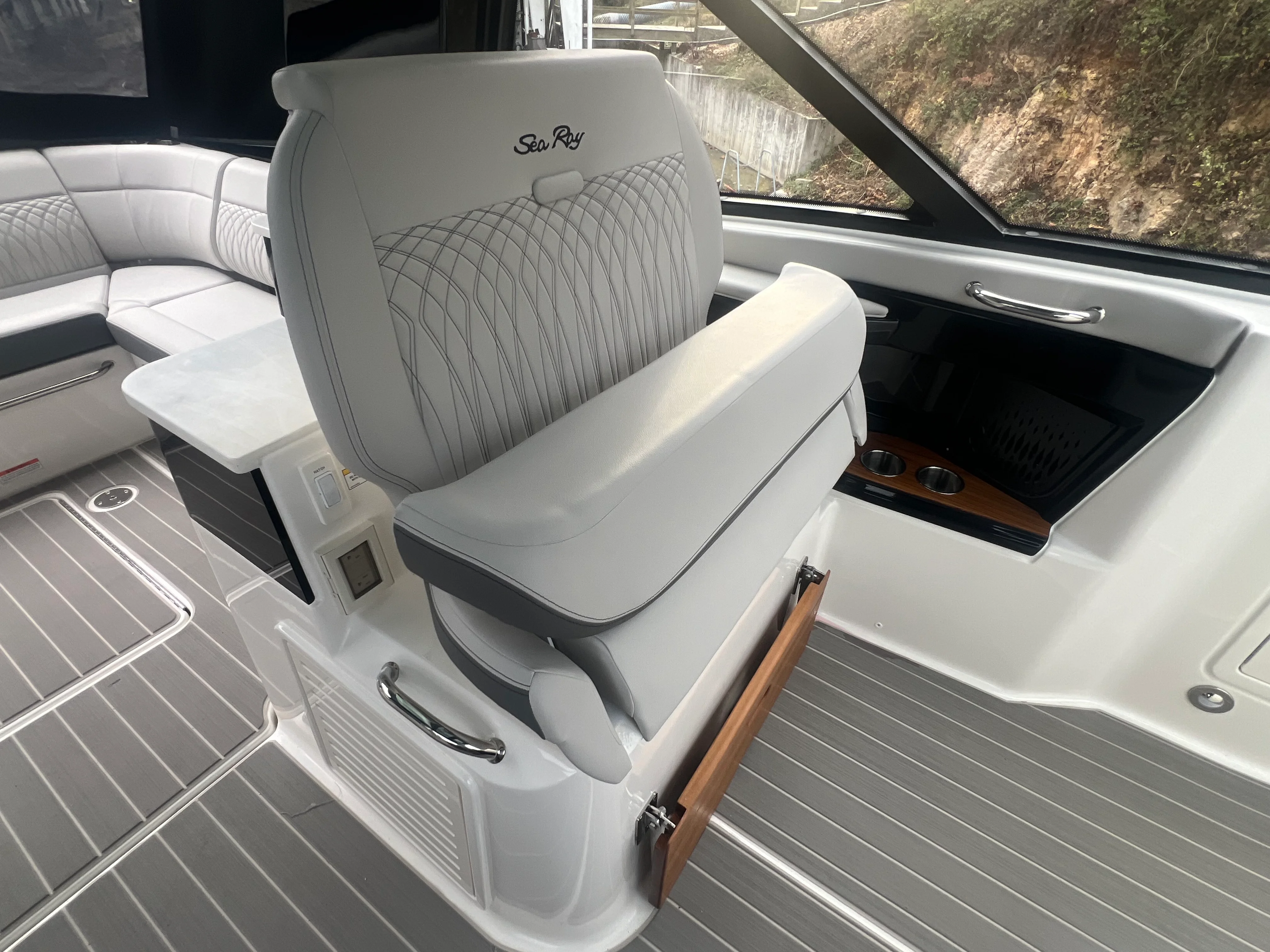 2026 Sea Ray Sundancer 370 Image Thumbnail #13