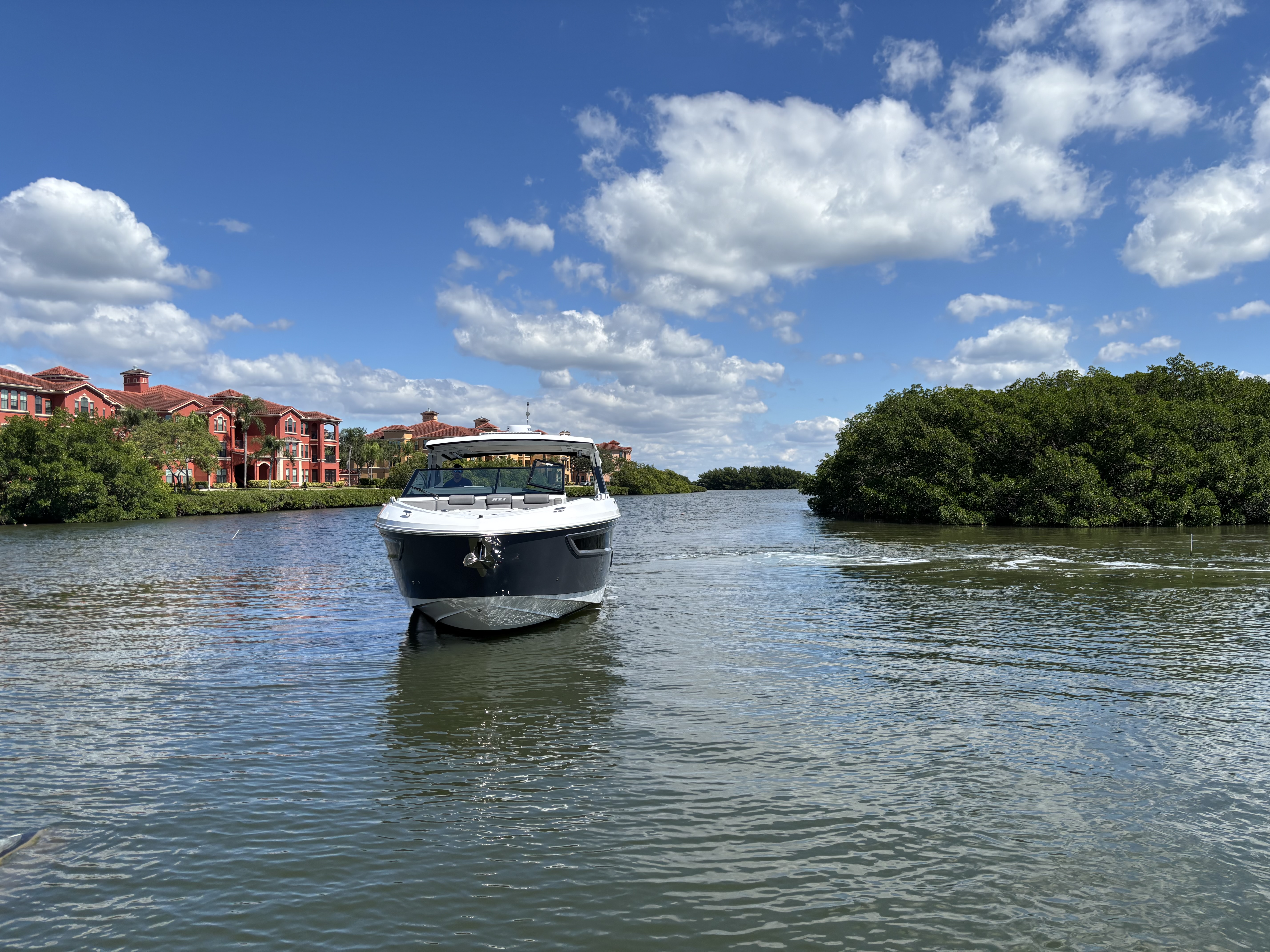 2022 Cruisers Yachts 38 GLS-OB Image Thumbnail #2