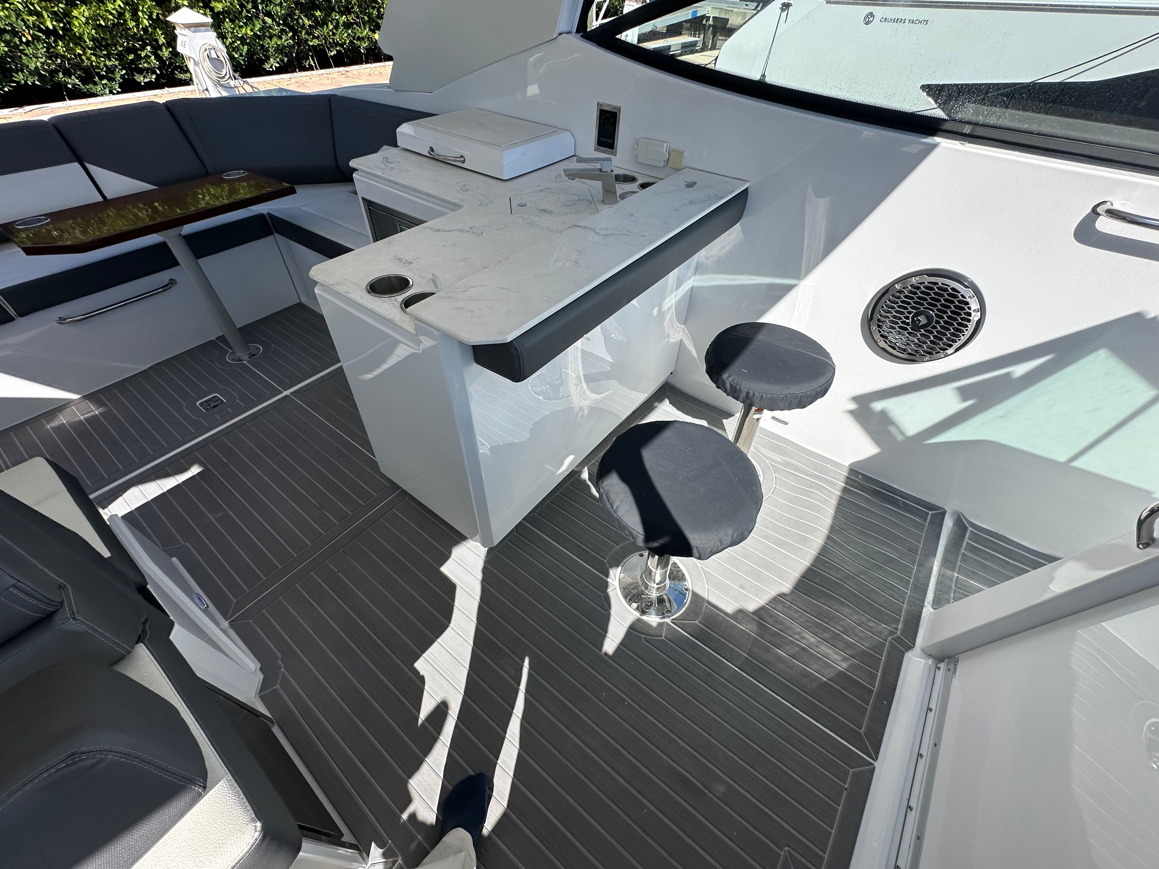 2022 Cruisers Yachts 38 GLS-OB Image Thumbnail #10