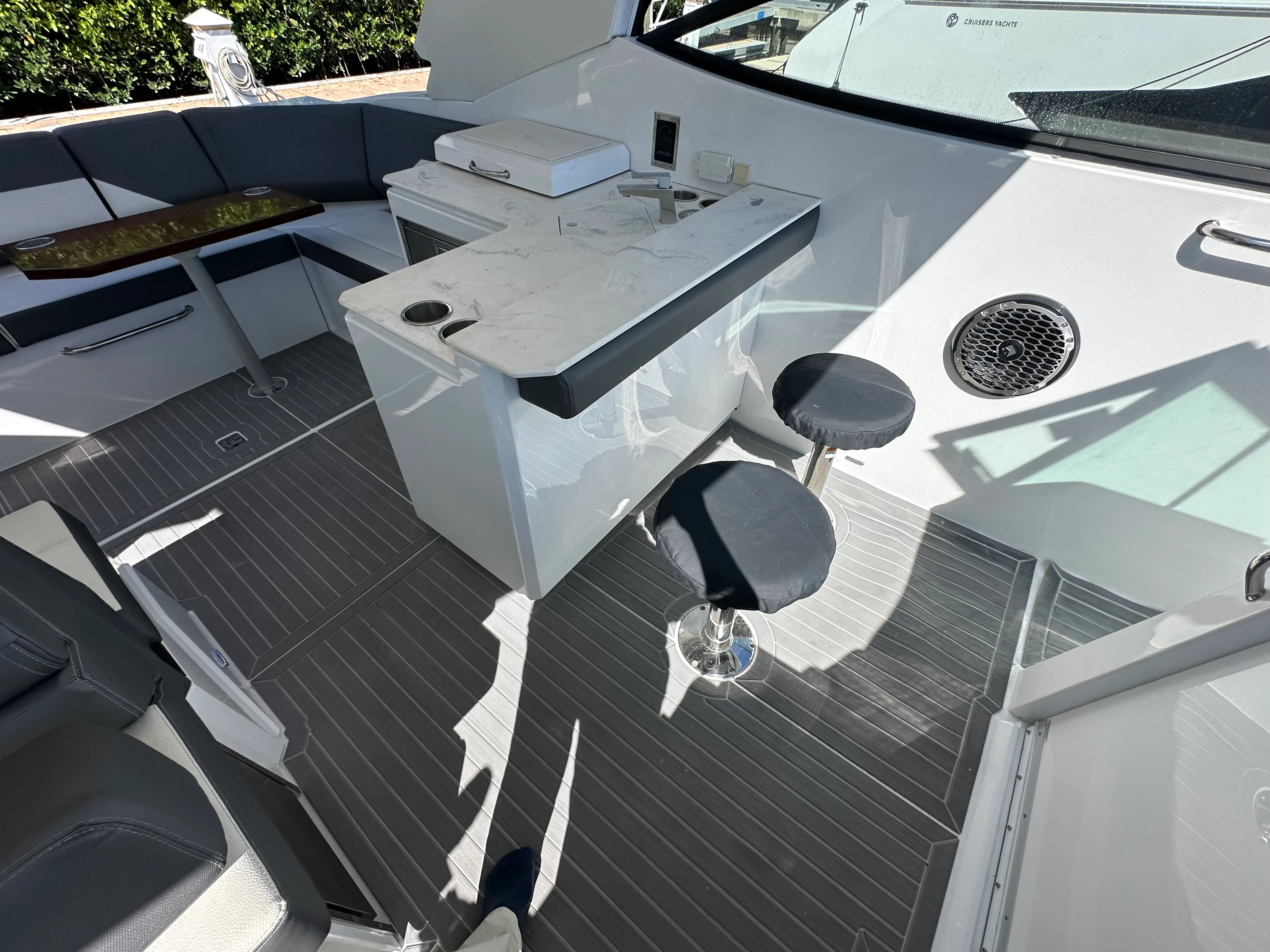 2022 Cruisers Yachts 38 GLS-OB Image Thumbnail #10