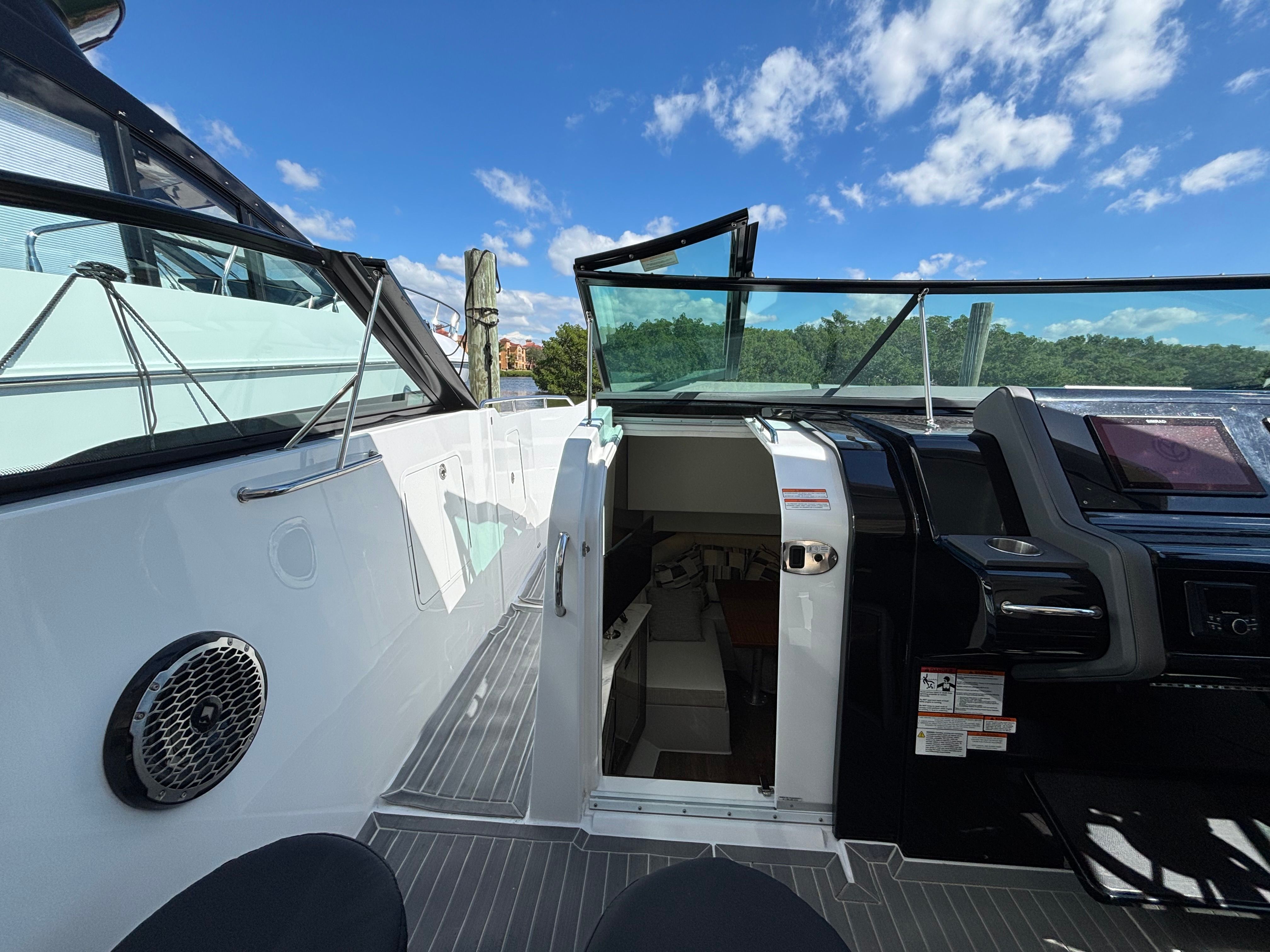 2022 Cruisers Yachts 38 GLS-OB Image Thumbnail #14