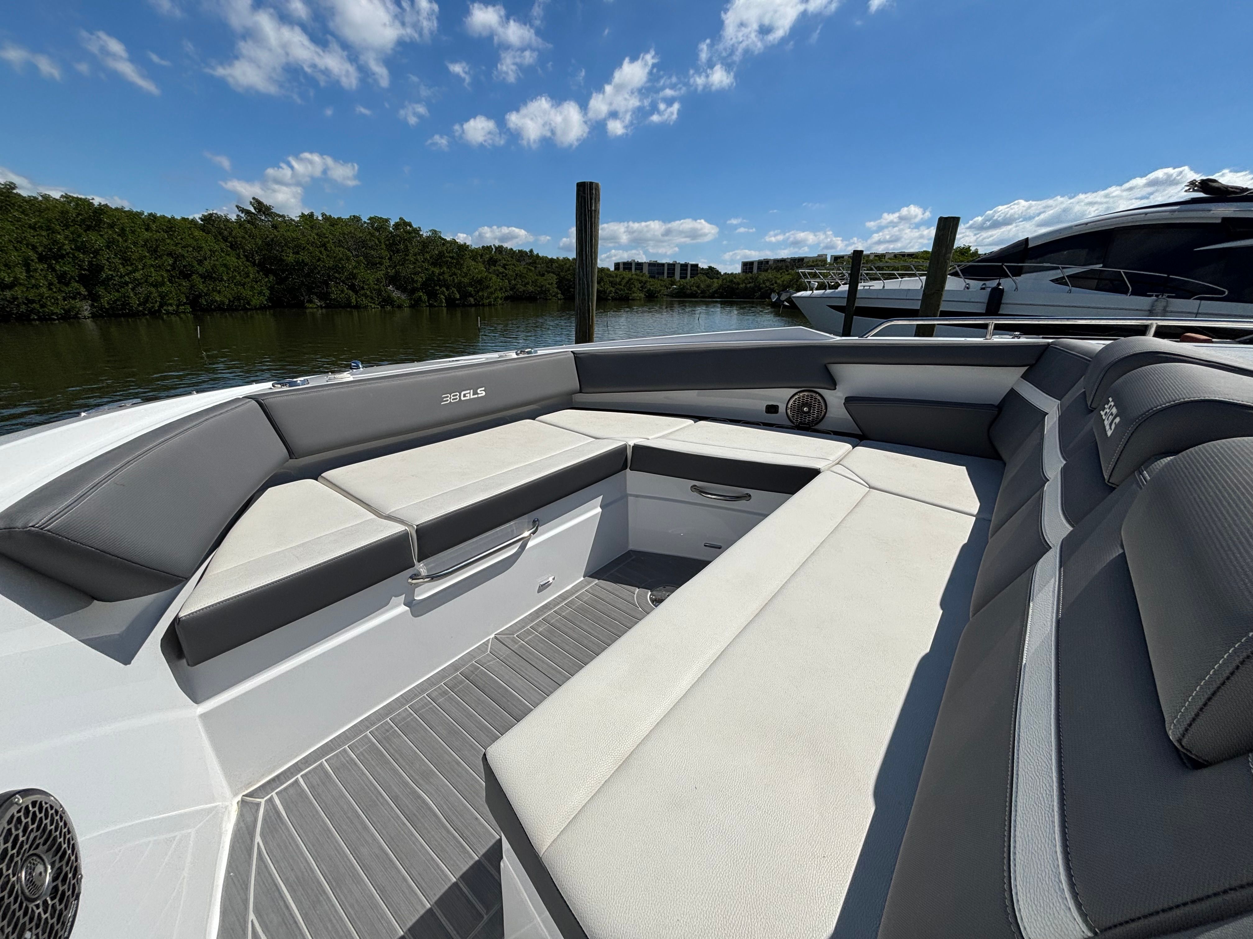 2022 Cruisers Yachts 38 GLS-OB Image Thumbnail #19