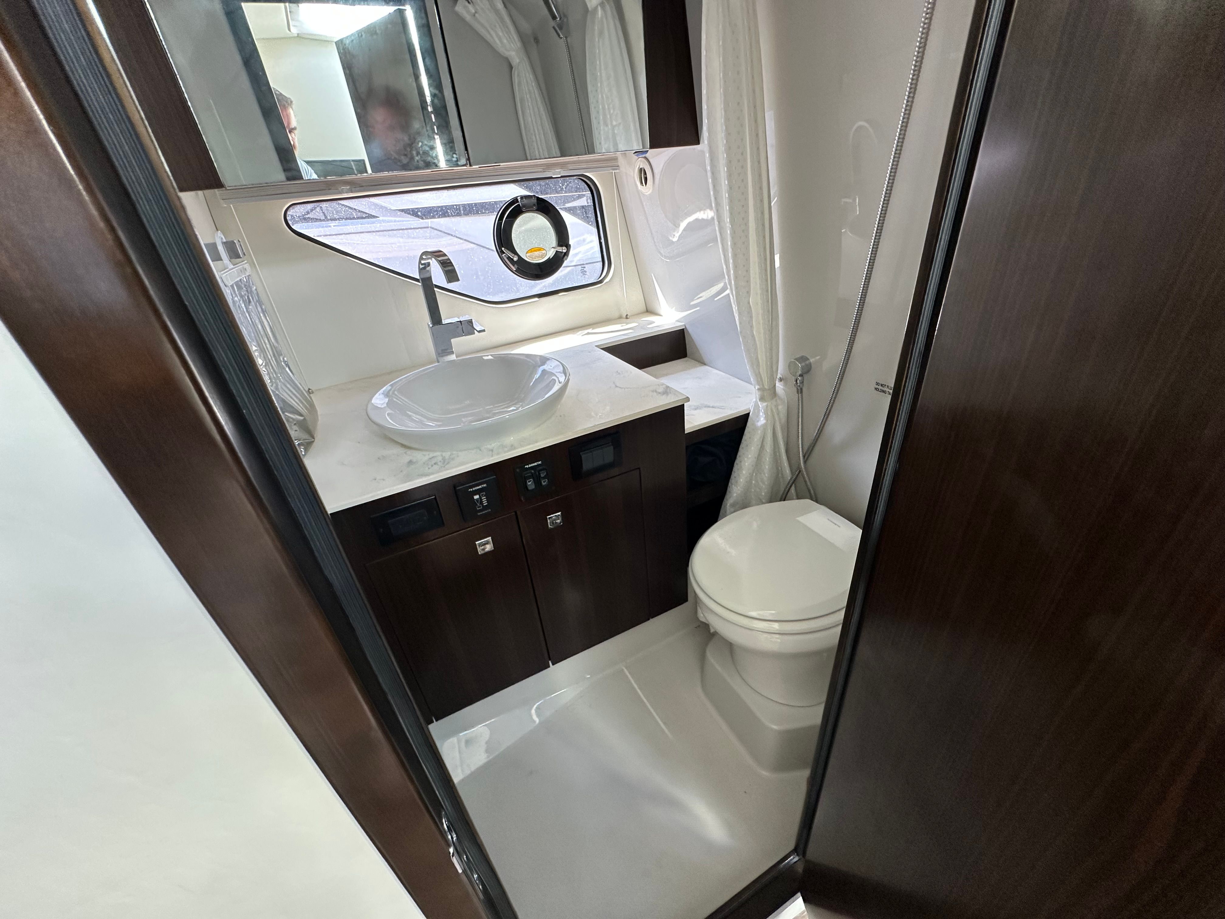 2022 Cruisers Yachts 38 GLS-OB Image Thumbnail #17