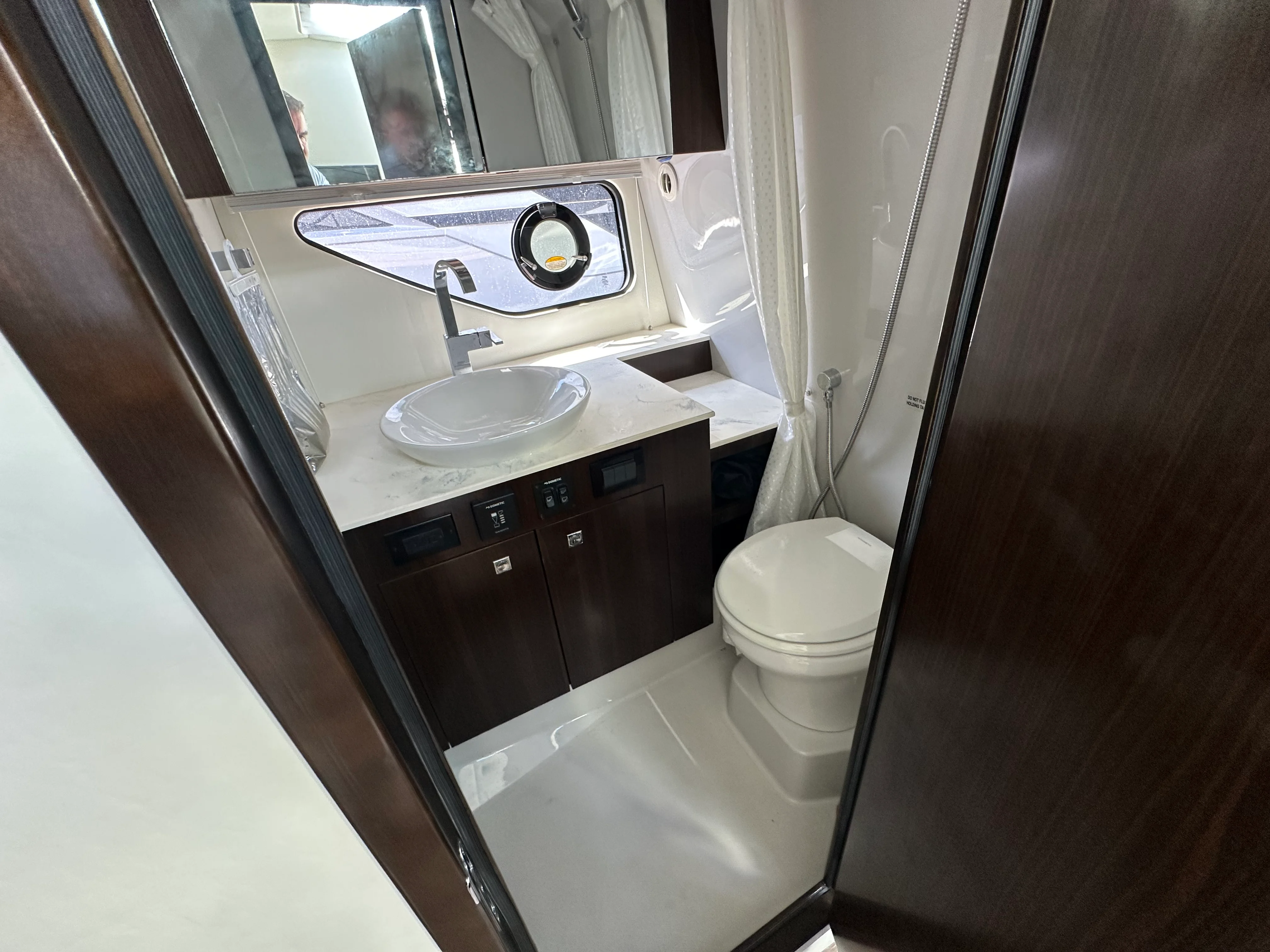 2022 Cruisers Yachts 38 GLS-OB Image Thumbnail #17