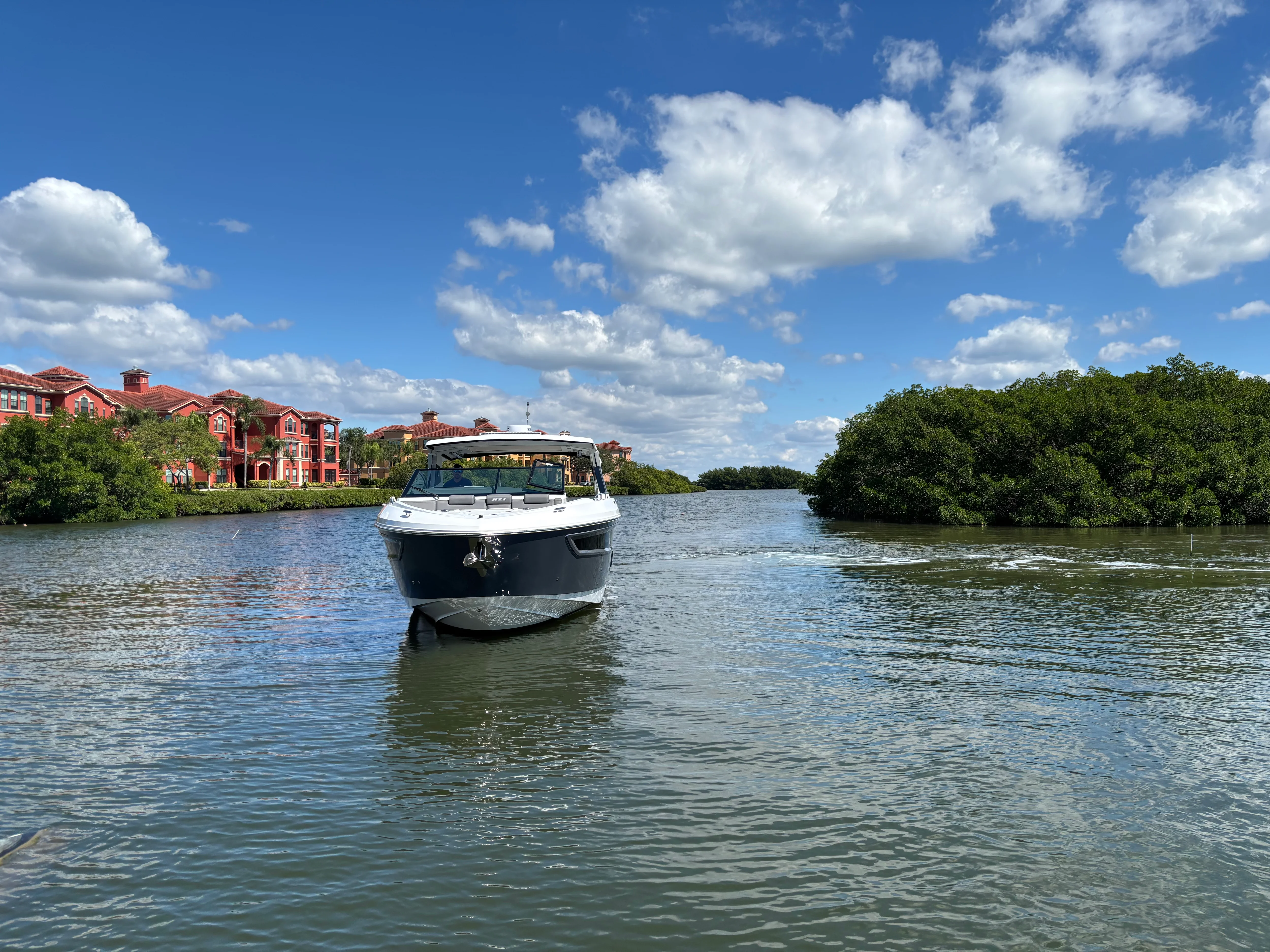 2022 Cruisers Yachts 38 GLS-OB Image Thumbnail #2