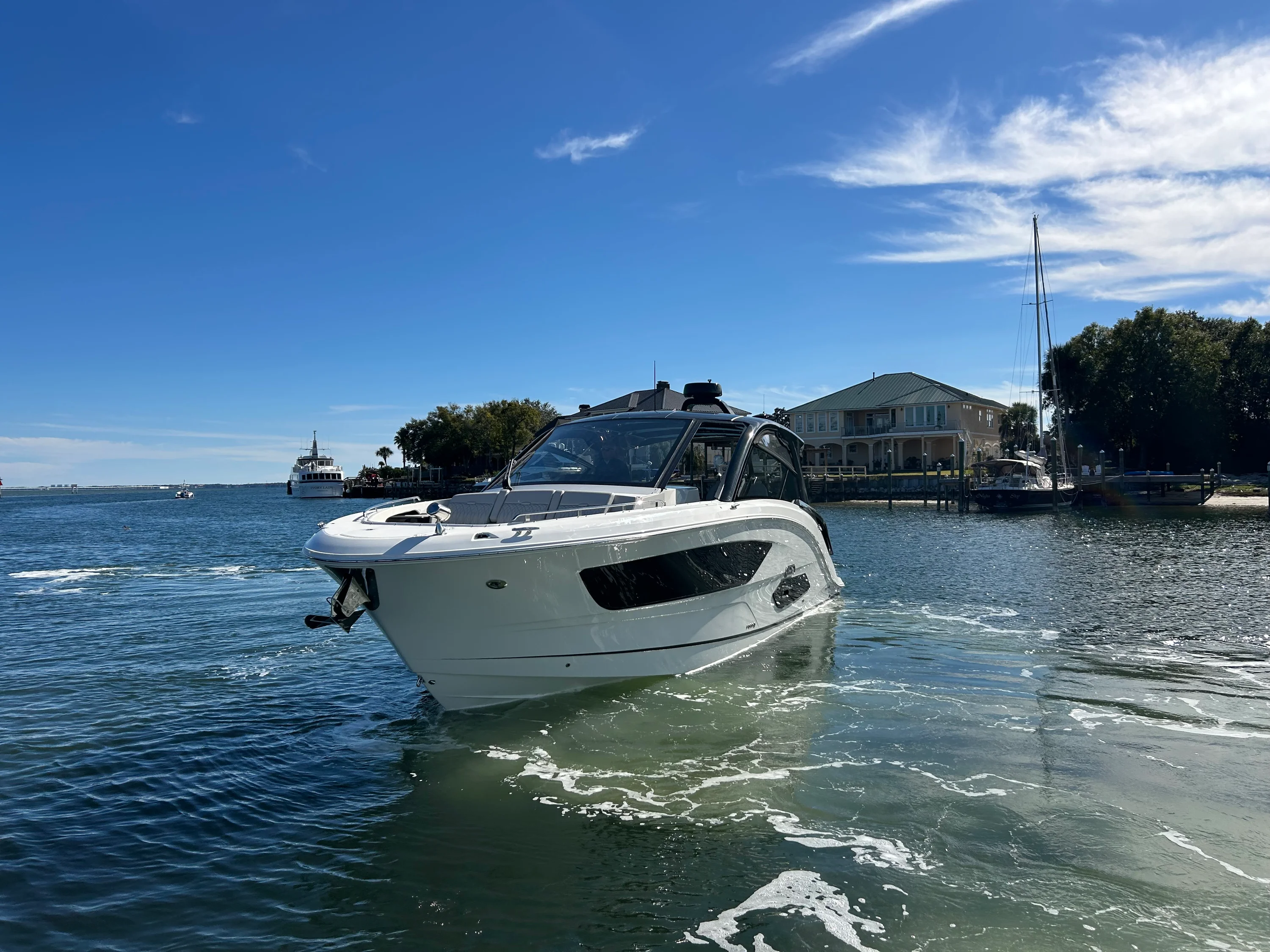 2026 Sea Ray Sundancer 370 Outboard Image Thumbnail #4