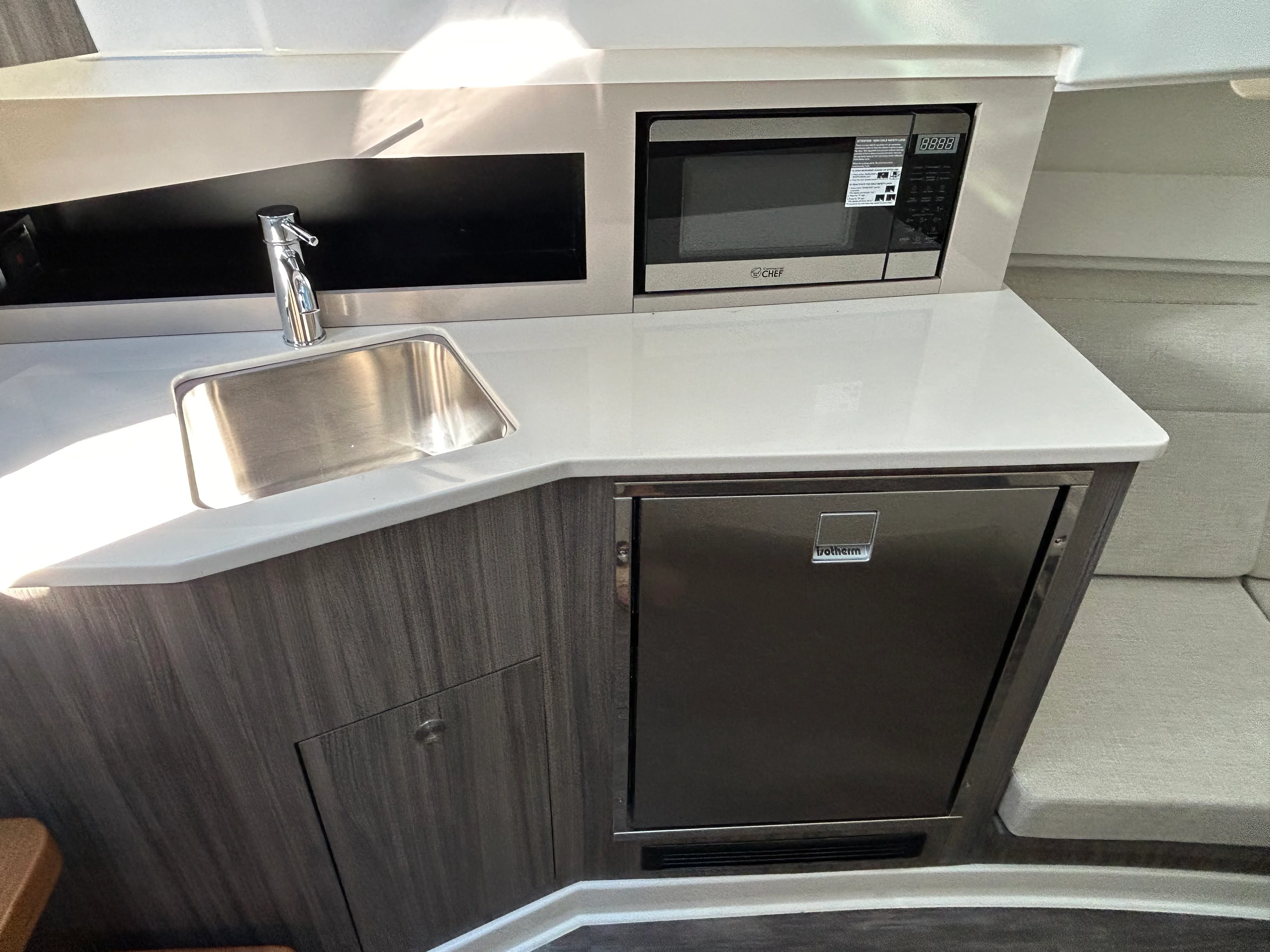 2026 Sea Ray Sundancer 370 Outboard Image Thumbnail #38