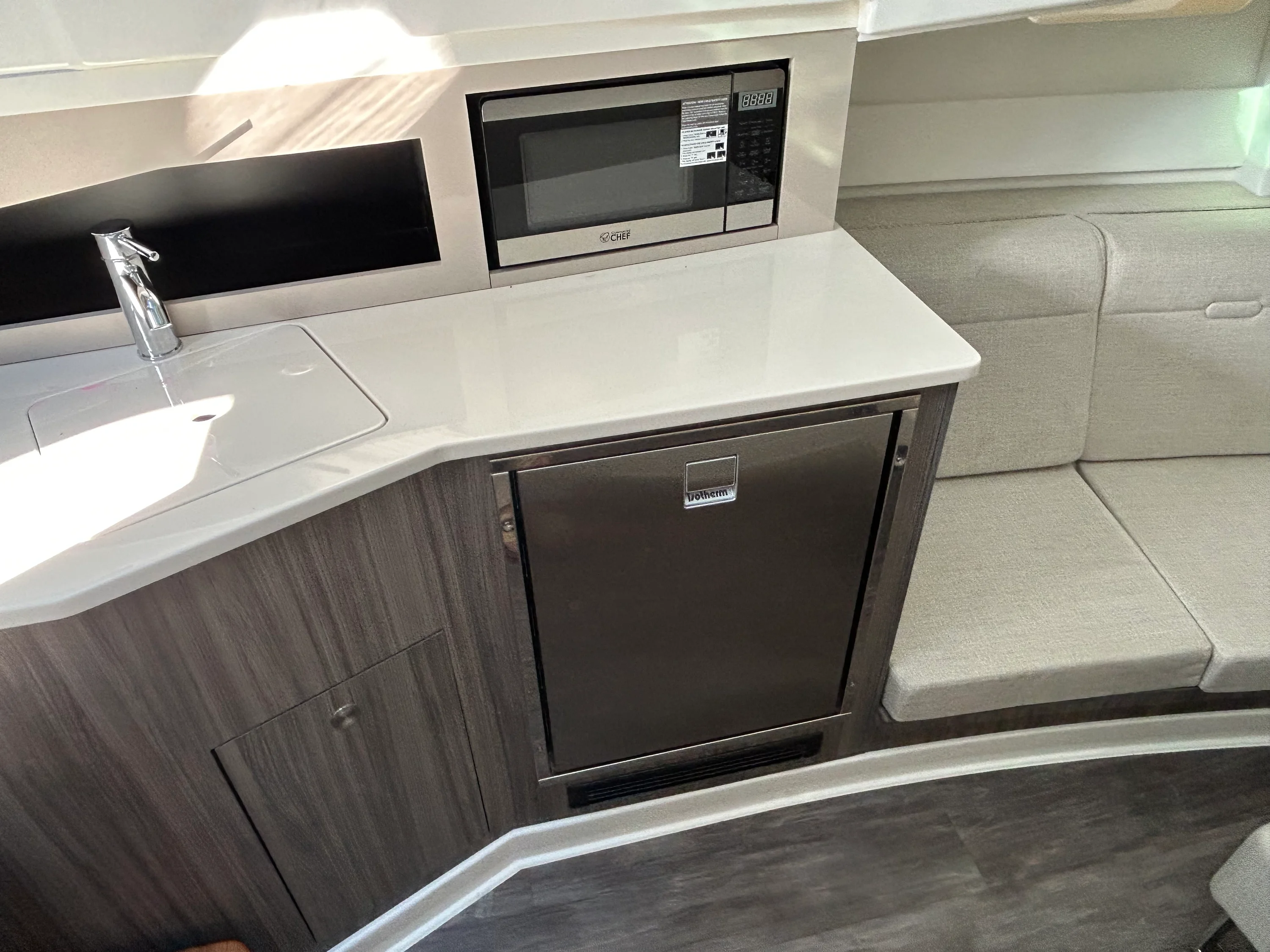 2026 Sea Ray Sundancer 370 Outboard Image Thumbnail #37