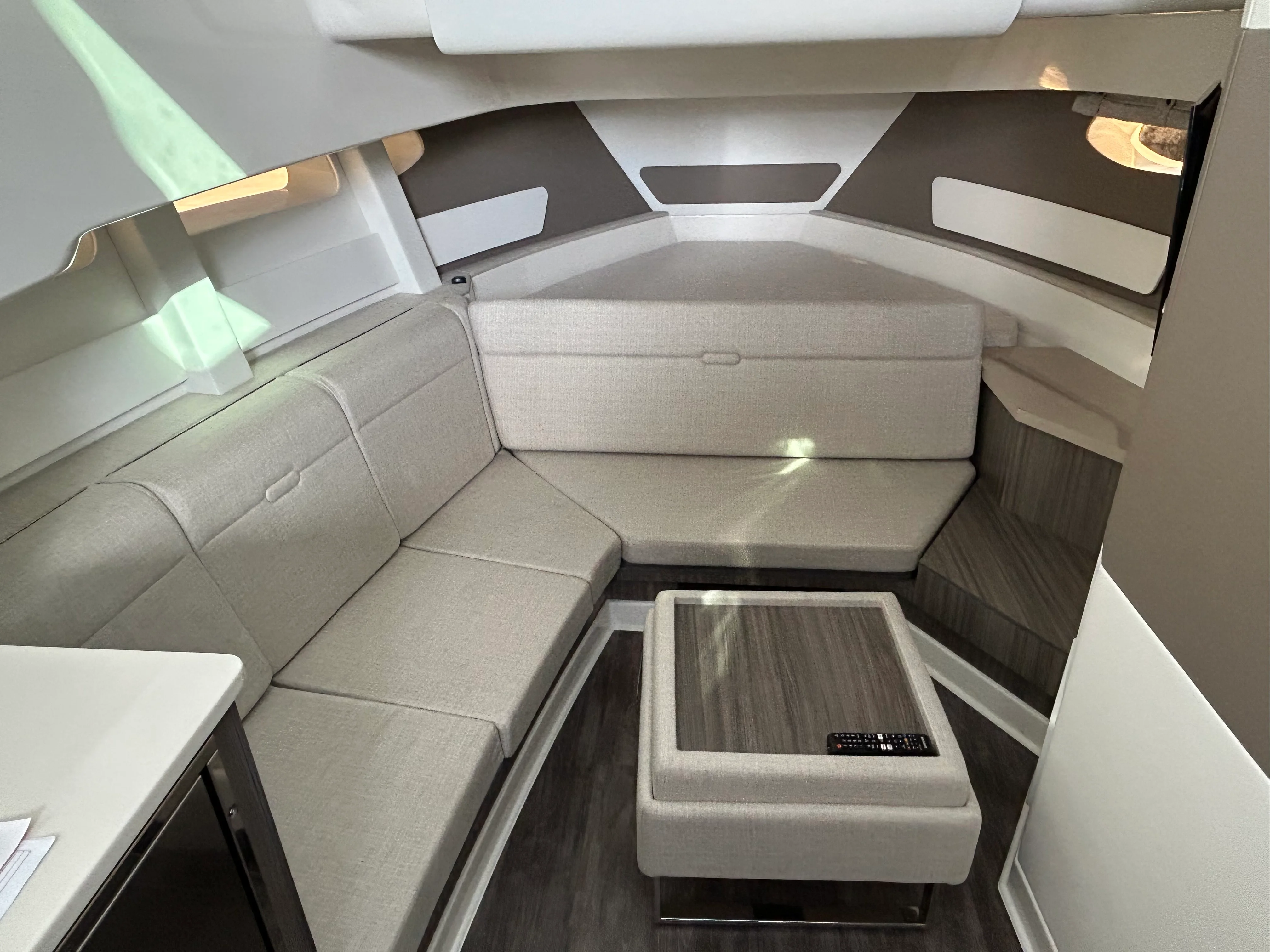 2026 Sea Ray Sundancer 370 Outboard Image Thumbnail #35