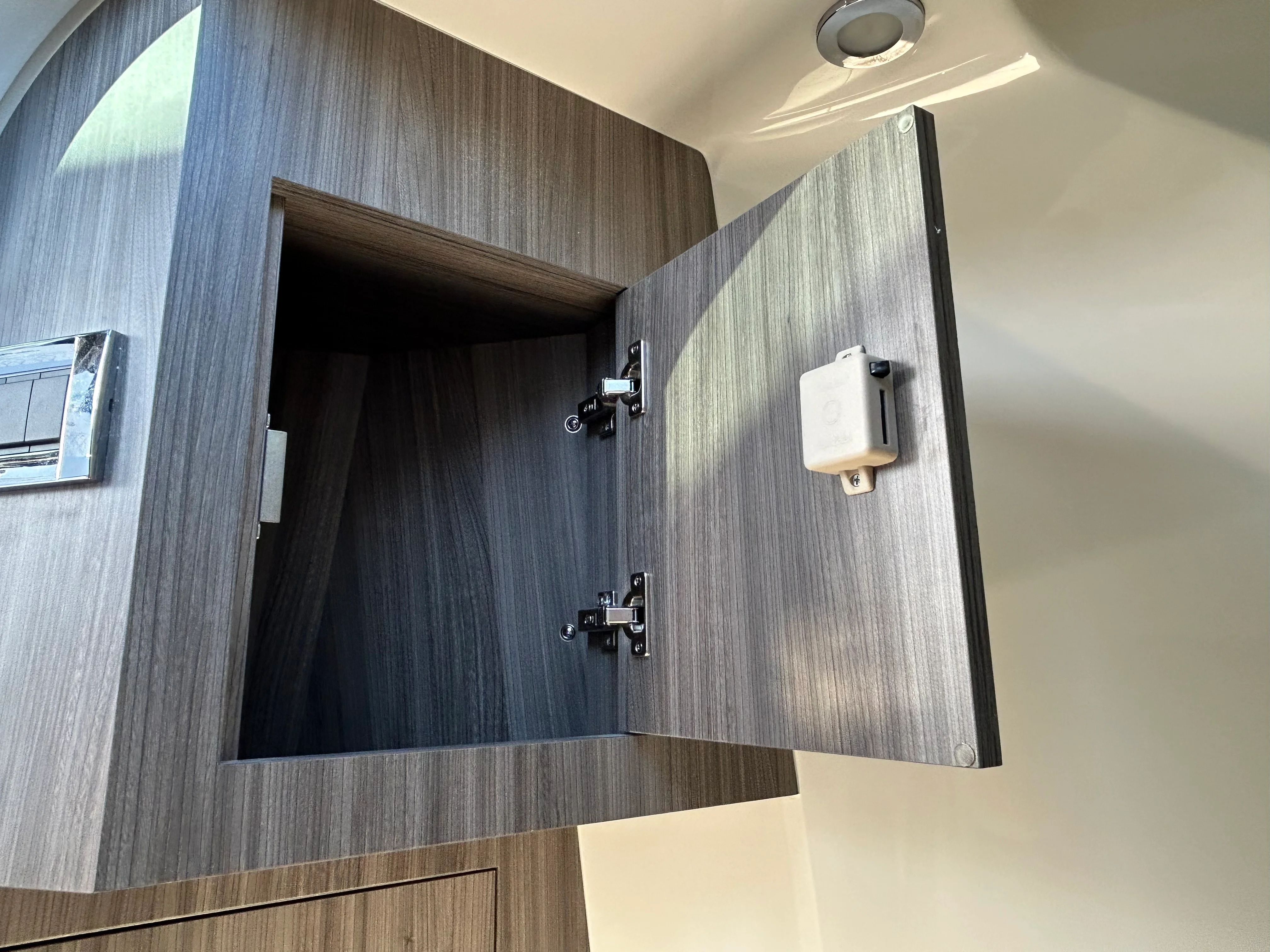 2026 Sea Ray Sundancer 370 Outboard Image Thumbnail #39