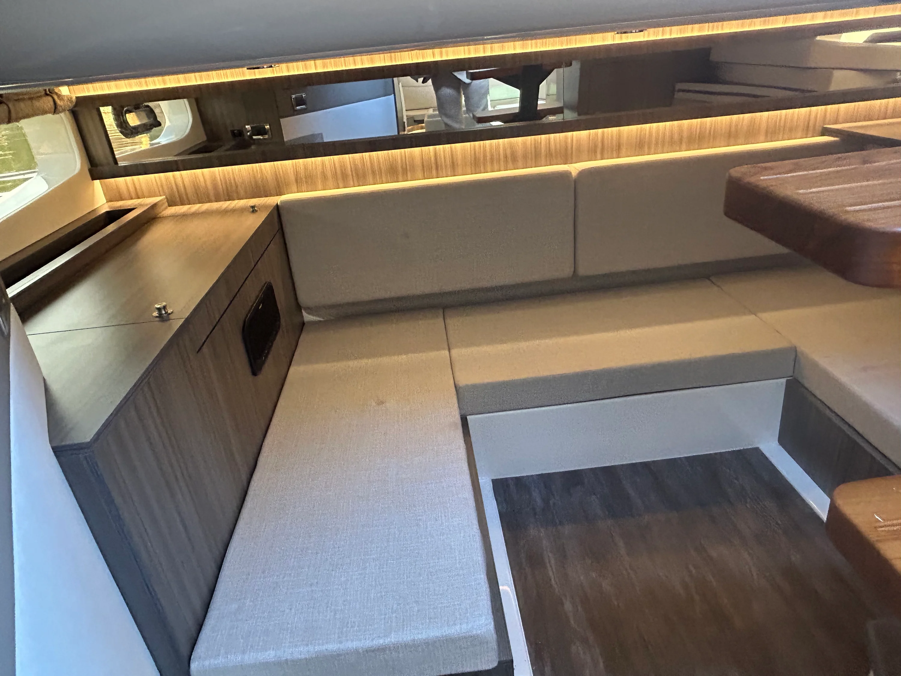 2026 Sea Ray Sundancer 370 Outboard Image Thumbnail #50