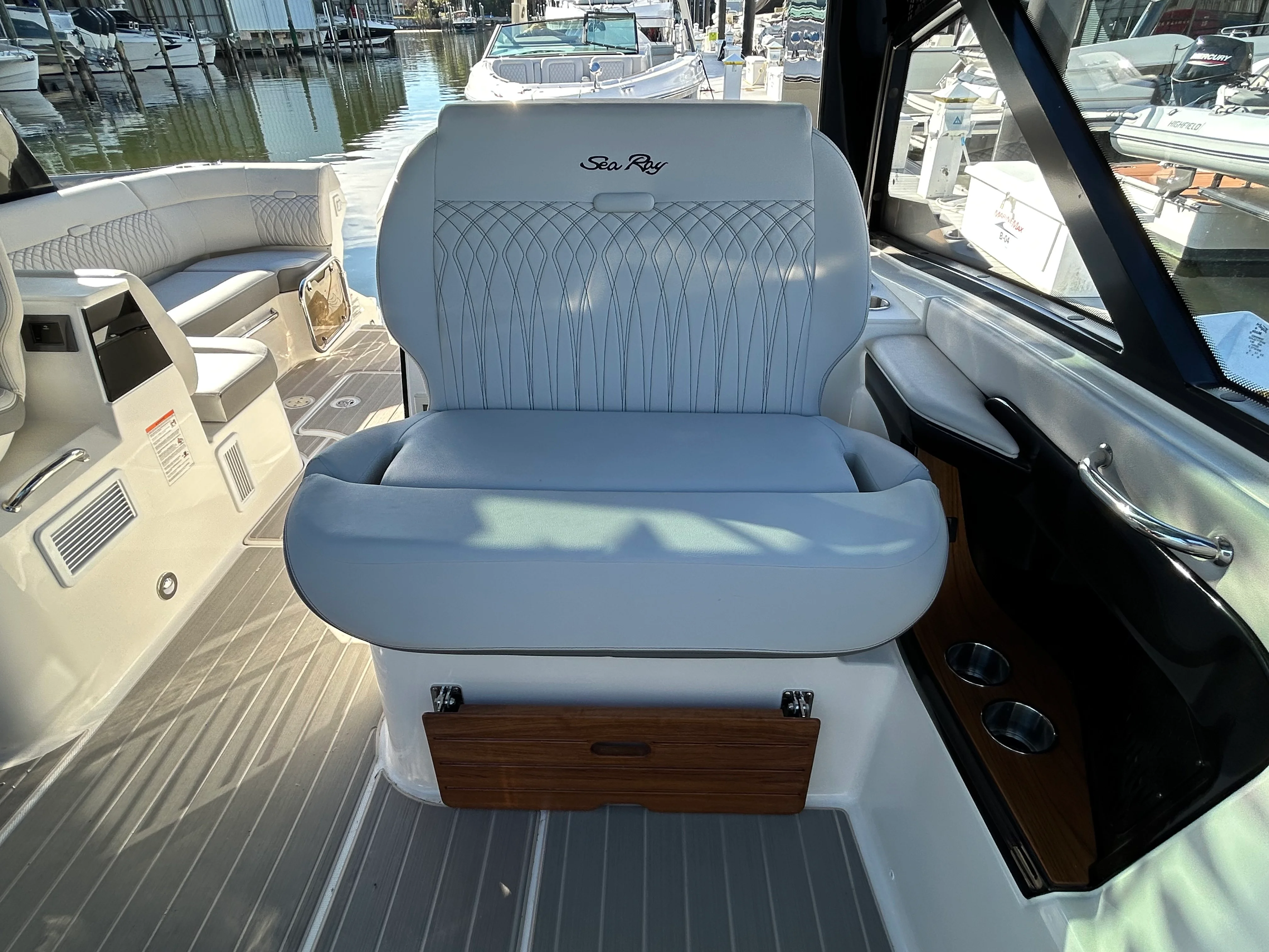 2026 Sea Ray Sundancer 370 Outboard Image Thumbnail #31