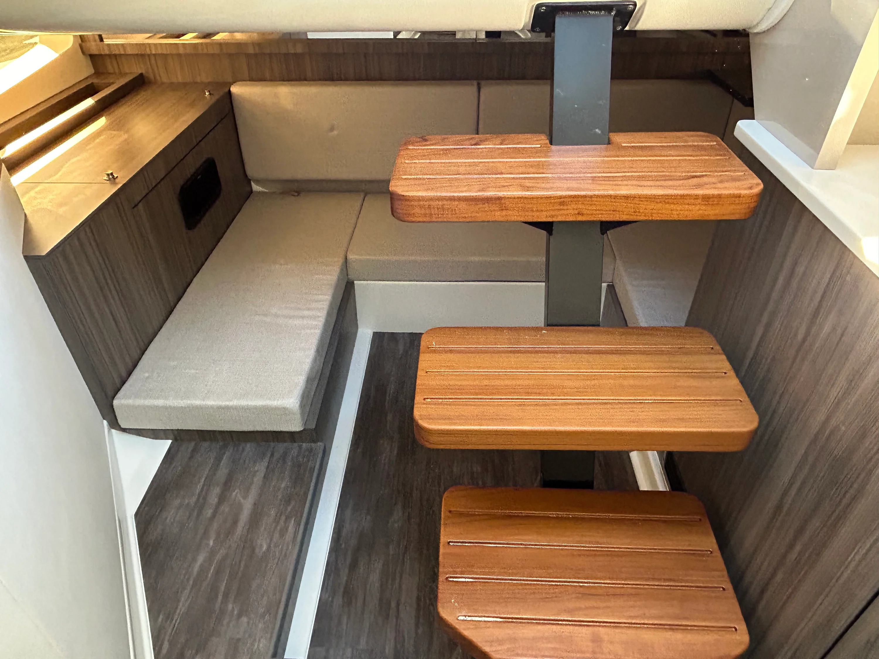 2026 Sea Ray Sundancer 370 Outboard Image Thumbnail #32