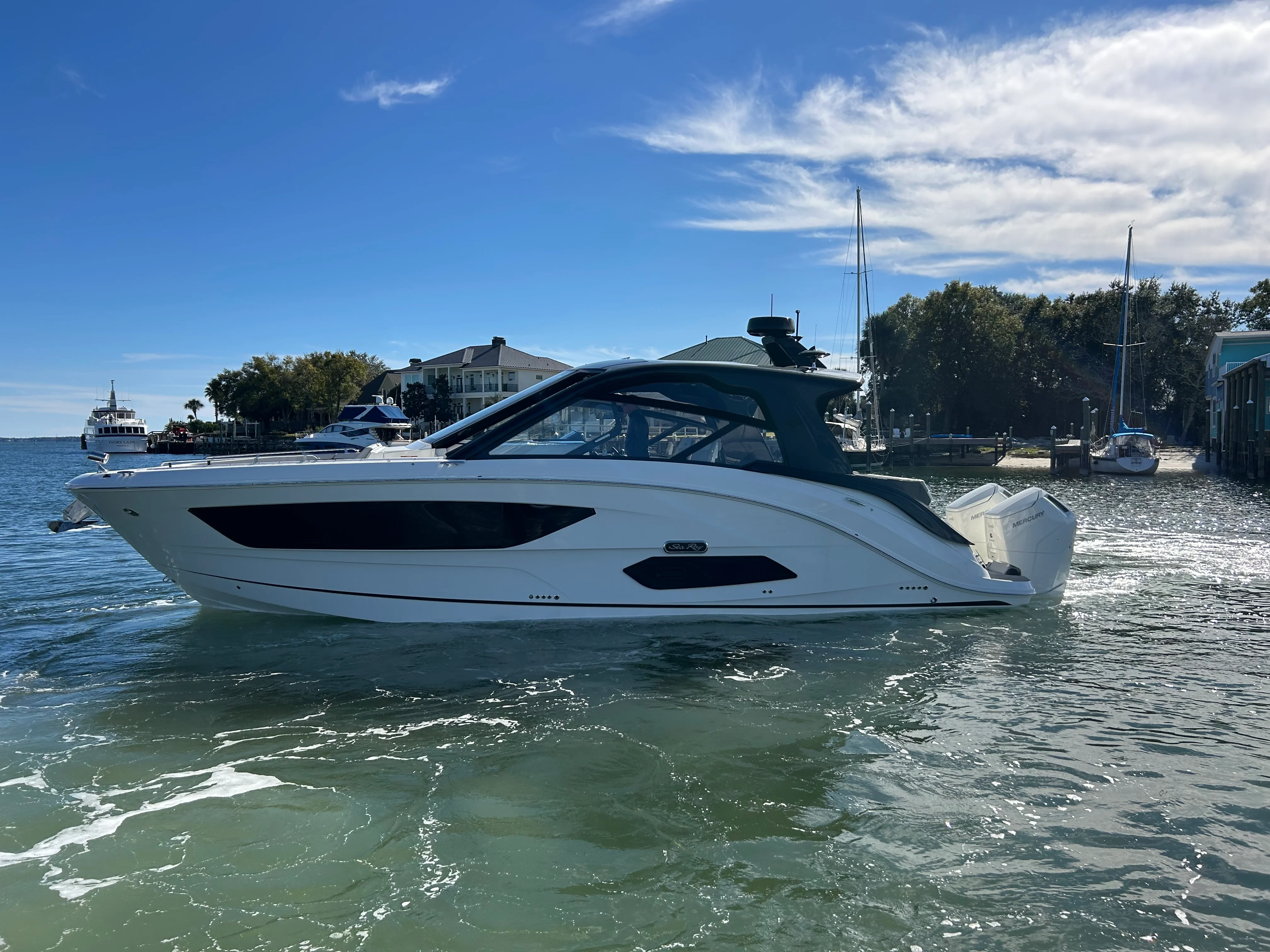 2026 Sea Ray Sundancer 370 Outboard