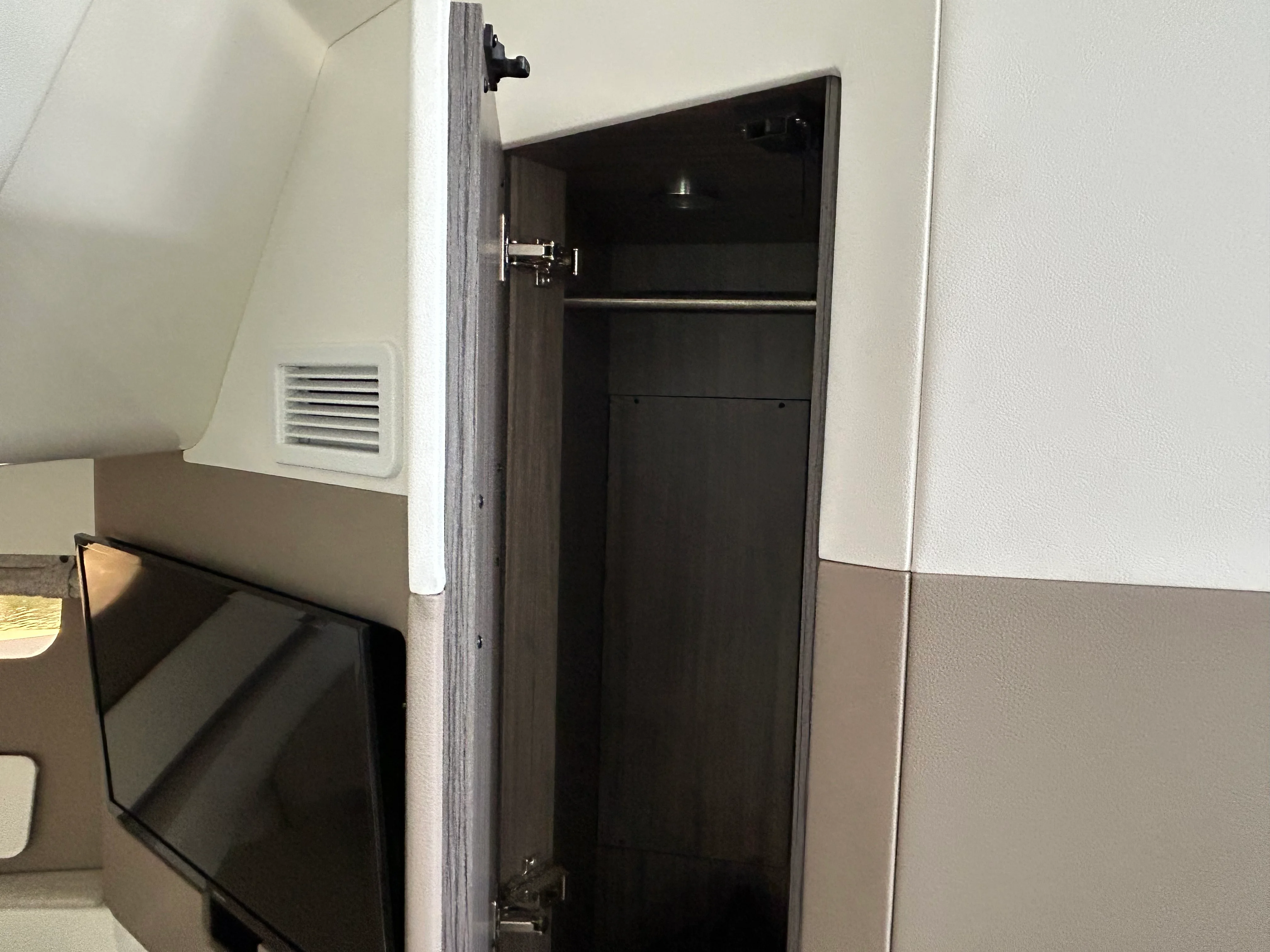 2026 Sea Ray Sundancer 370 Outboard Image Thumbnail #43