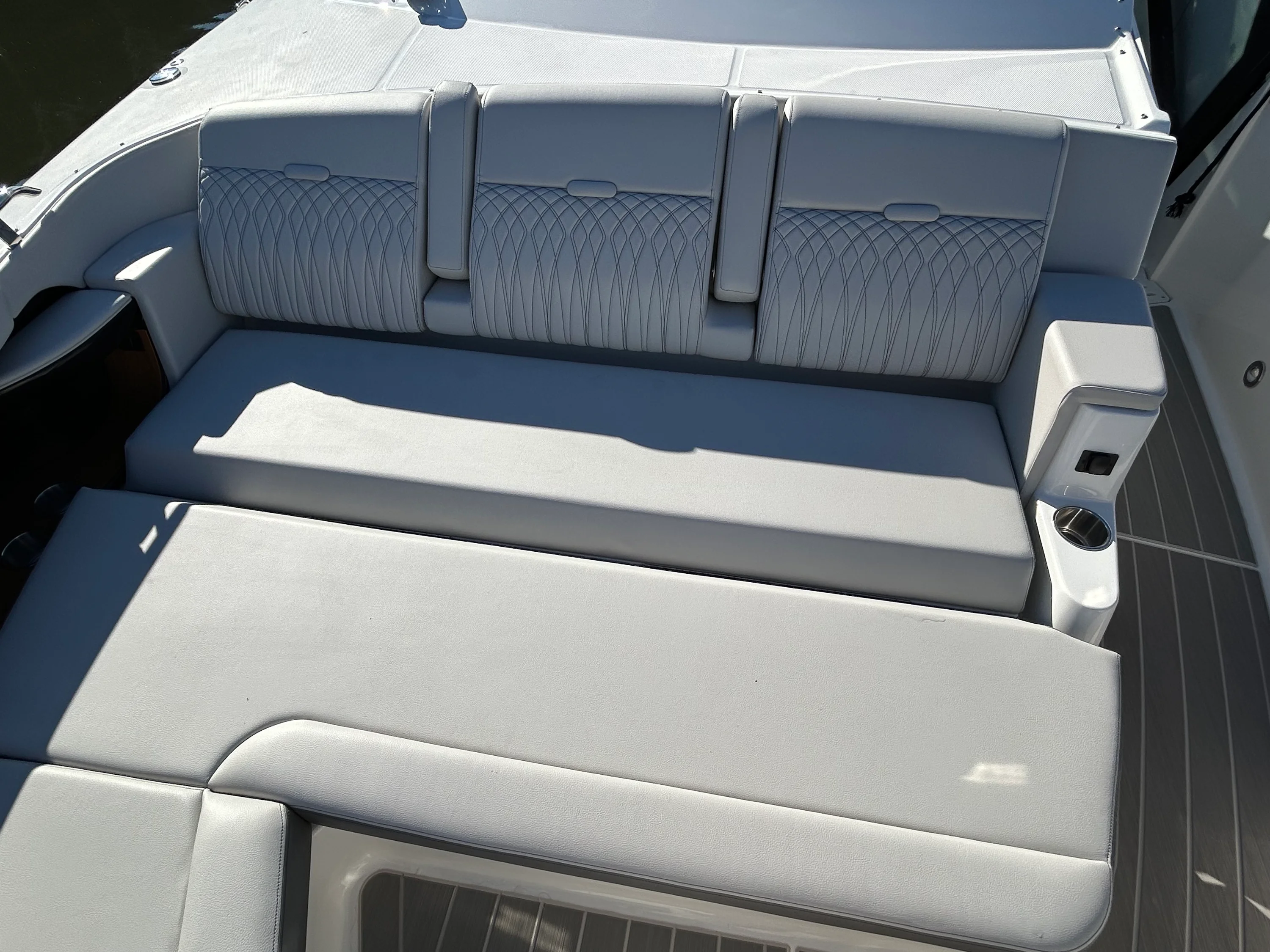 2026 Sea Ray Sundancer 370 Outboard Image Thumbnail #9