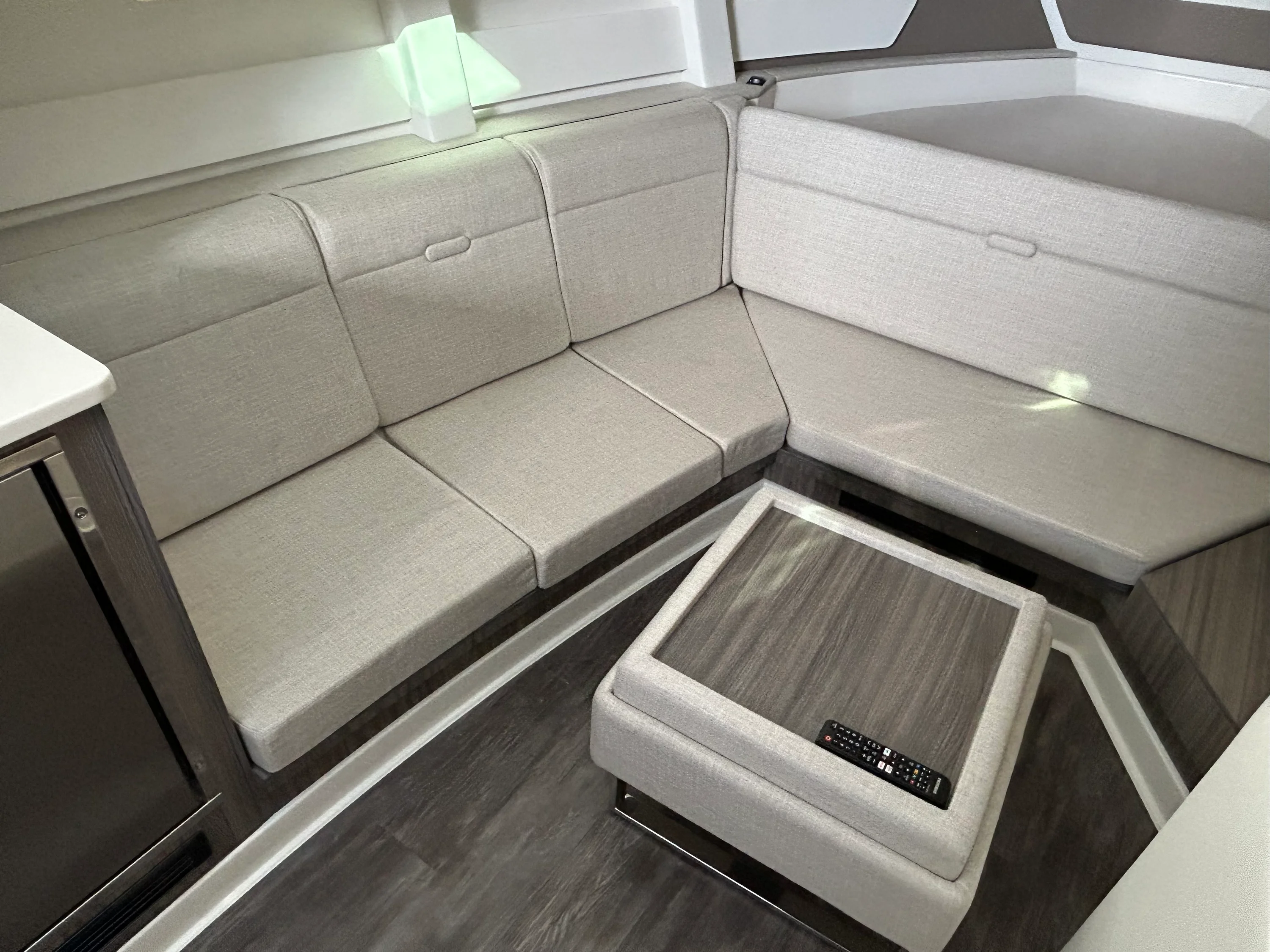 2026 Sea Ray Sundancer 370 Outboard Image Thumbnail #36