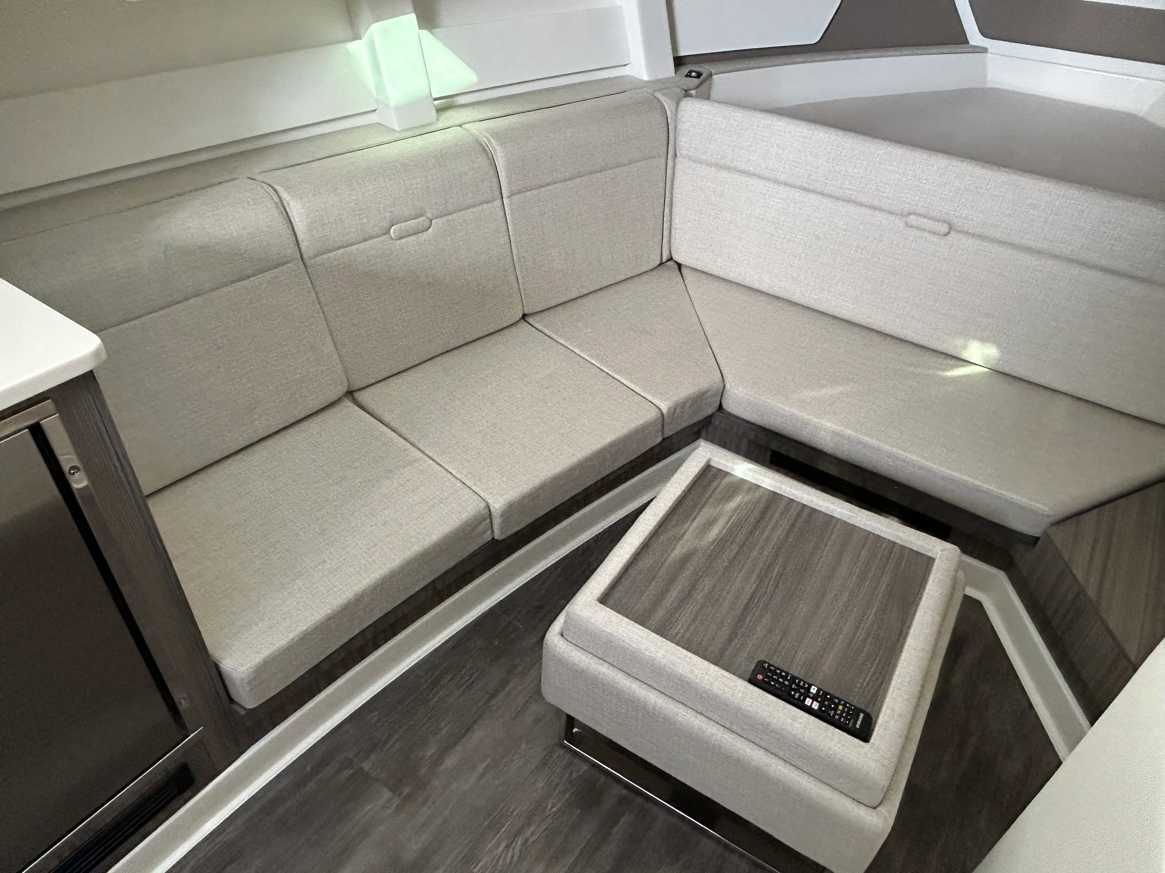 2026 Sea Ray Sundancer 370 Outboard Image Thumbnail #36