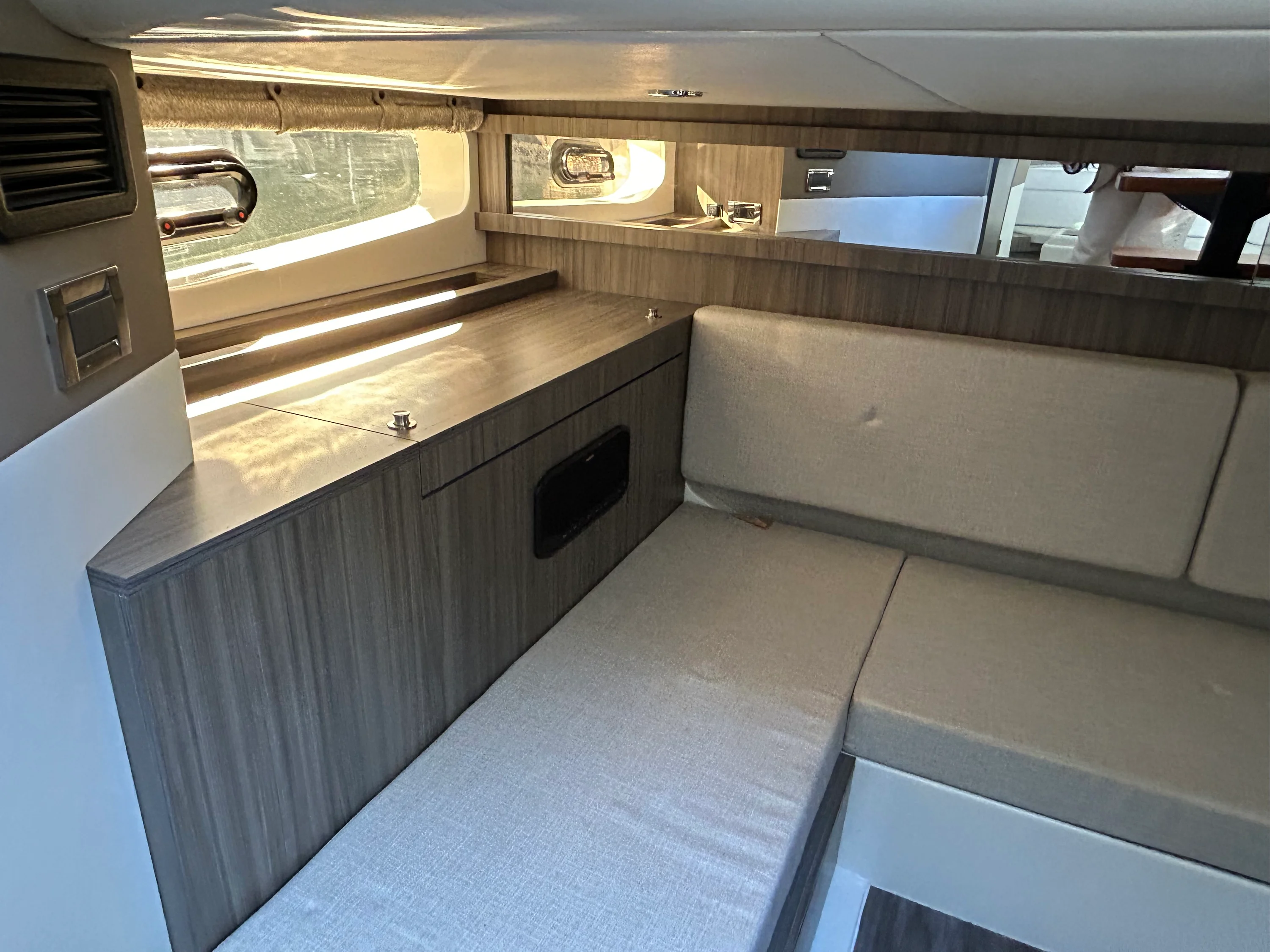 2026 Sea Ray Sundancer 370 Outboard Image Thumbnail #34