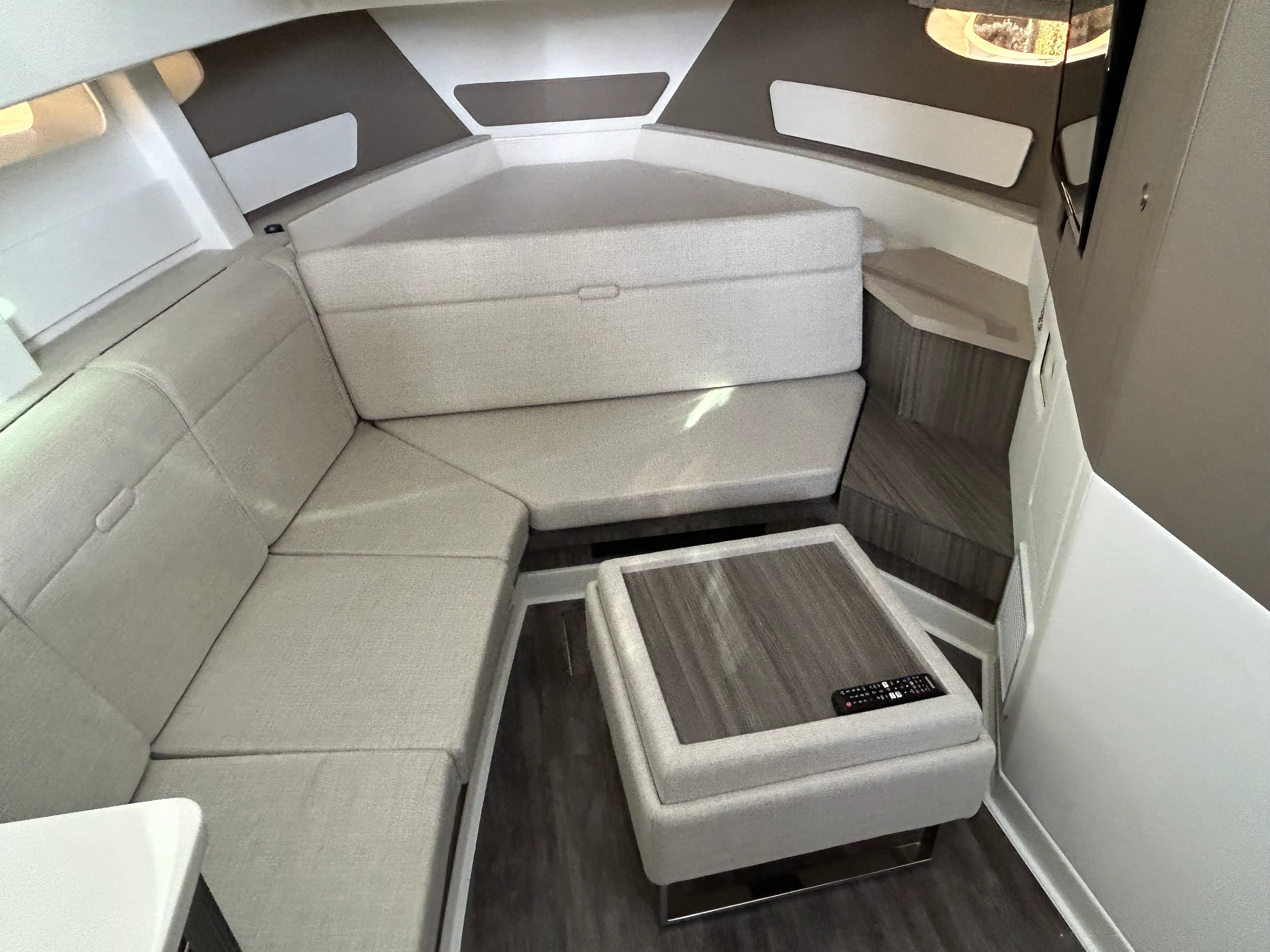 2026 Sea Ray Sundancer 370 Outboard Image Thumbnail #40