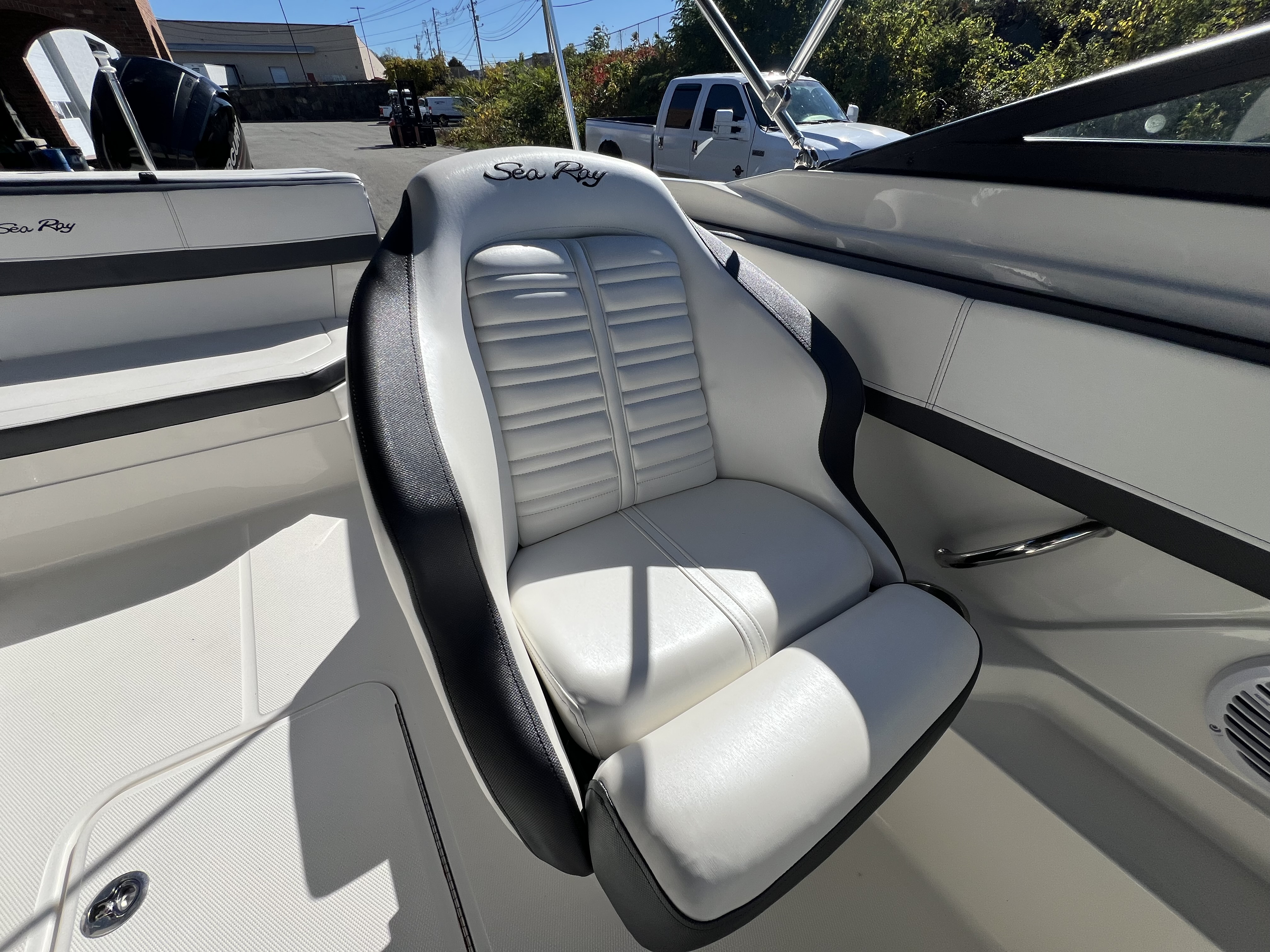 2018 Sea Ray SPX 210 OB Image Thumbnail #11