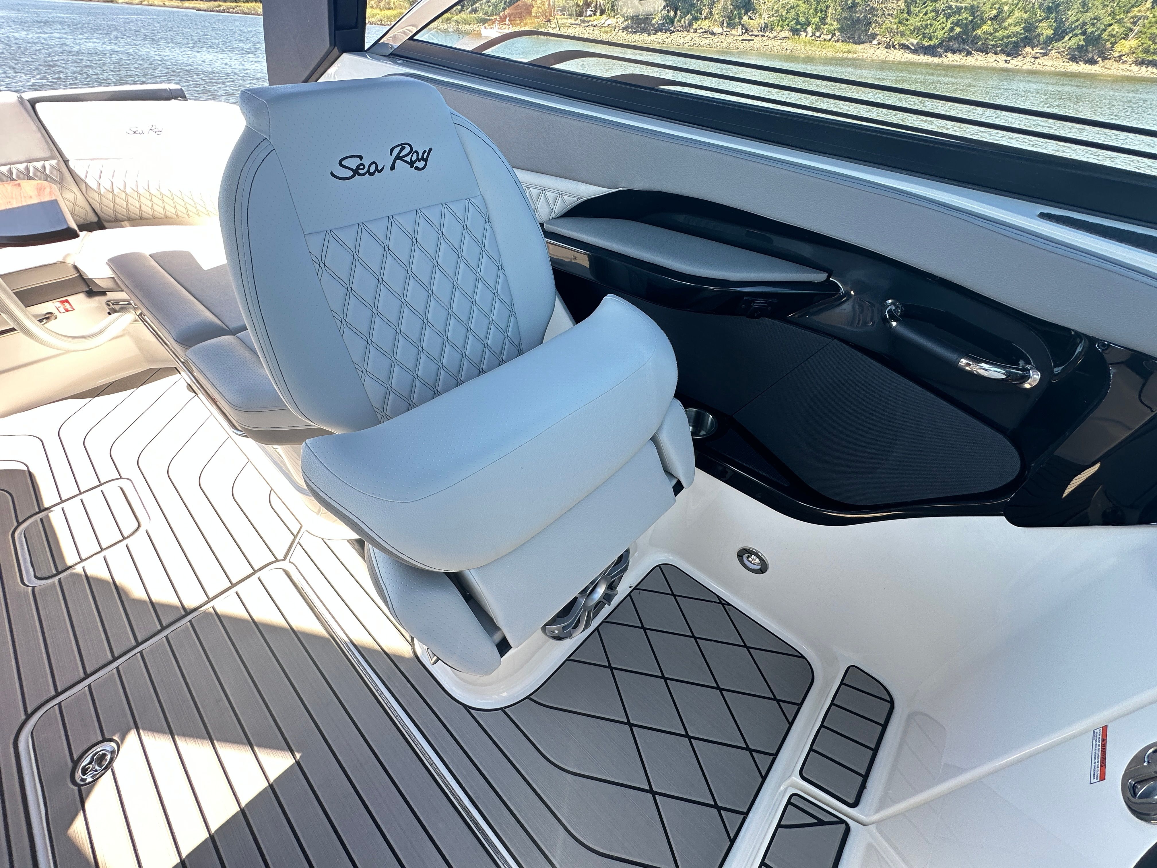 2026 Sea Ray SLX 280 Outboard Image Thumbnail #27