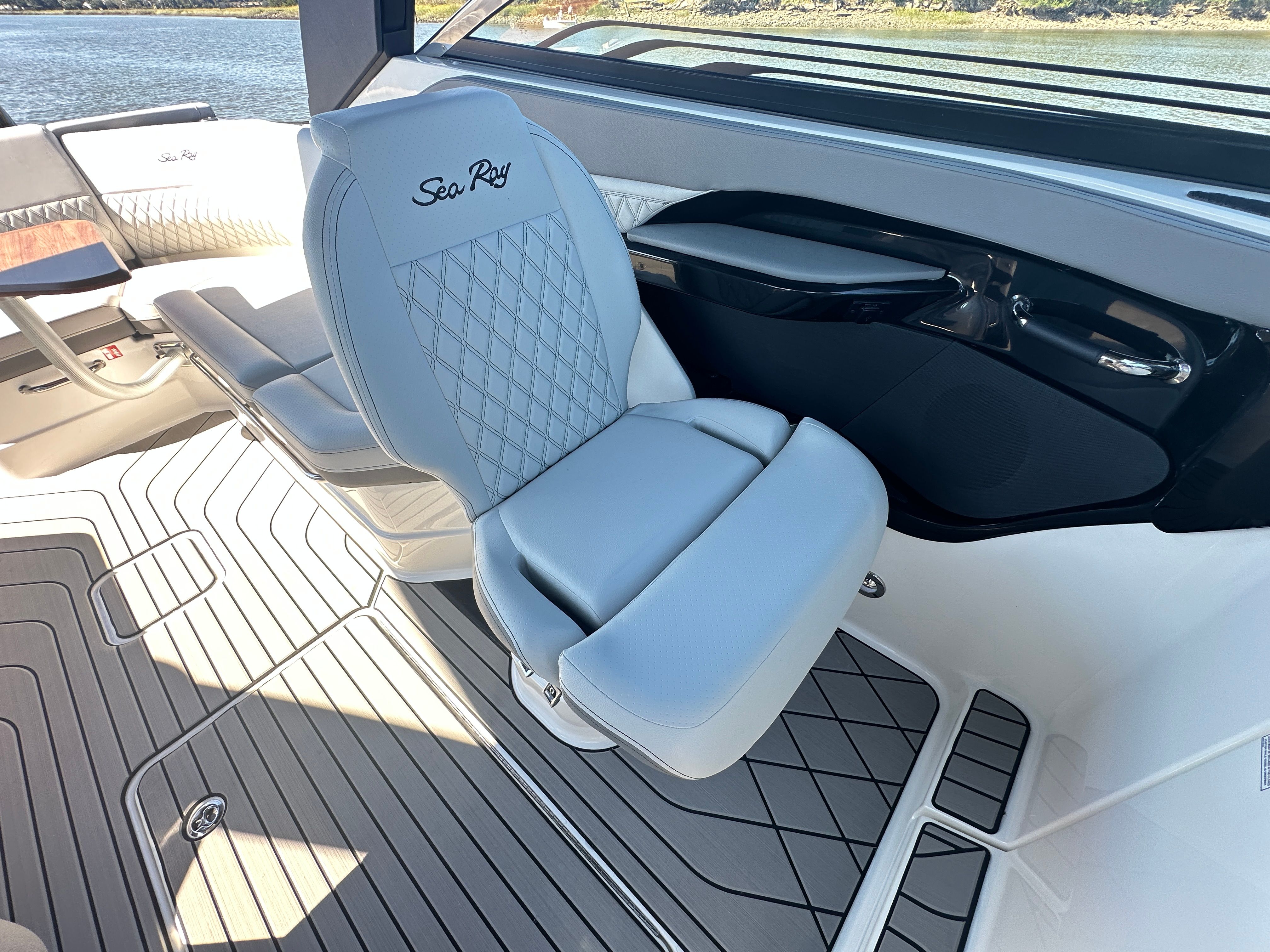 2026 Sea Ray SLX 280 Outboard Image Thumbnail #28