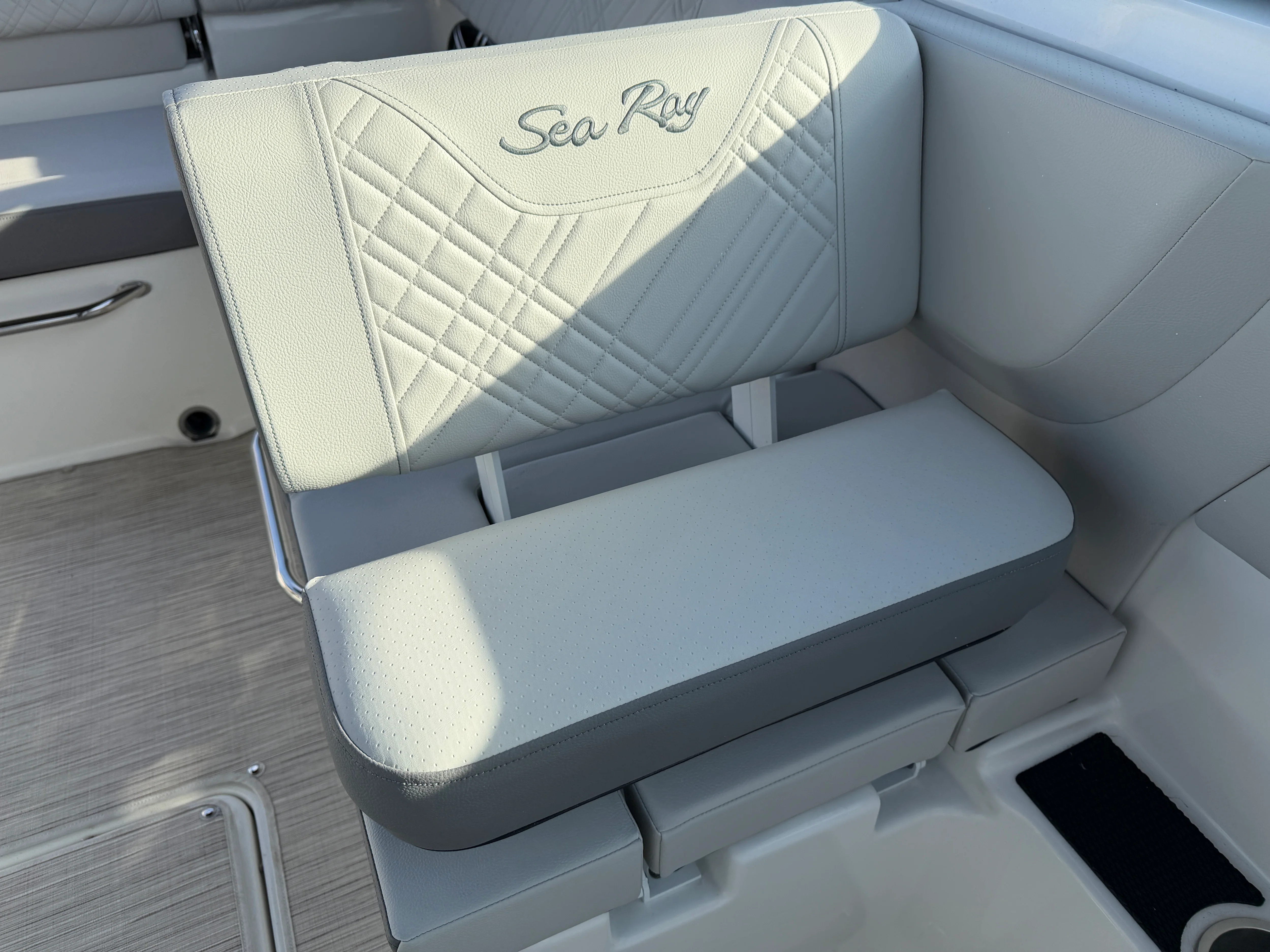 2026 Sea Ray SDX 230 Outboard Image Thumbnail #17