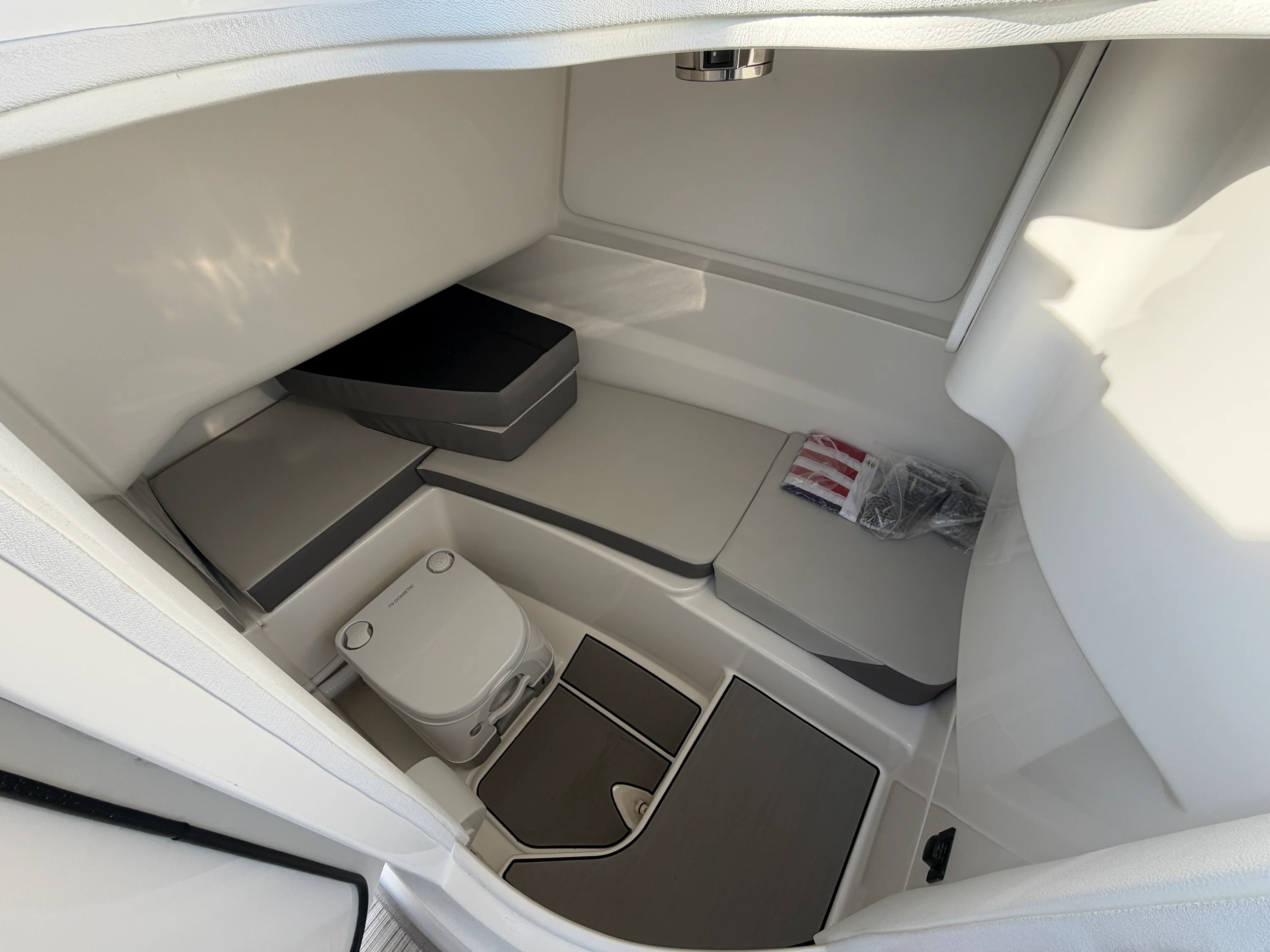 2026 Sea Ray SDX 230 Outboard Image Thumbnail #20