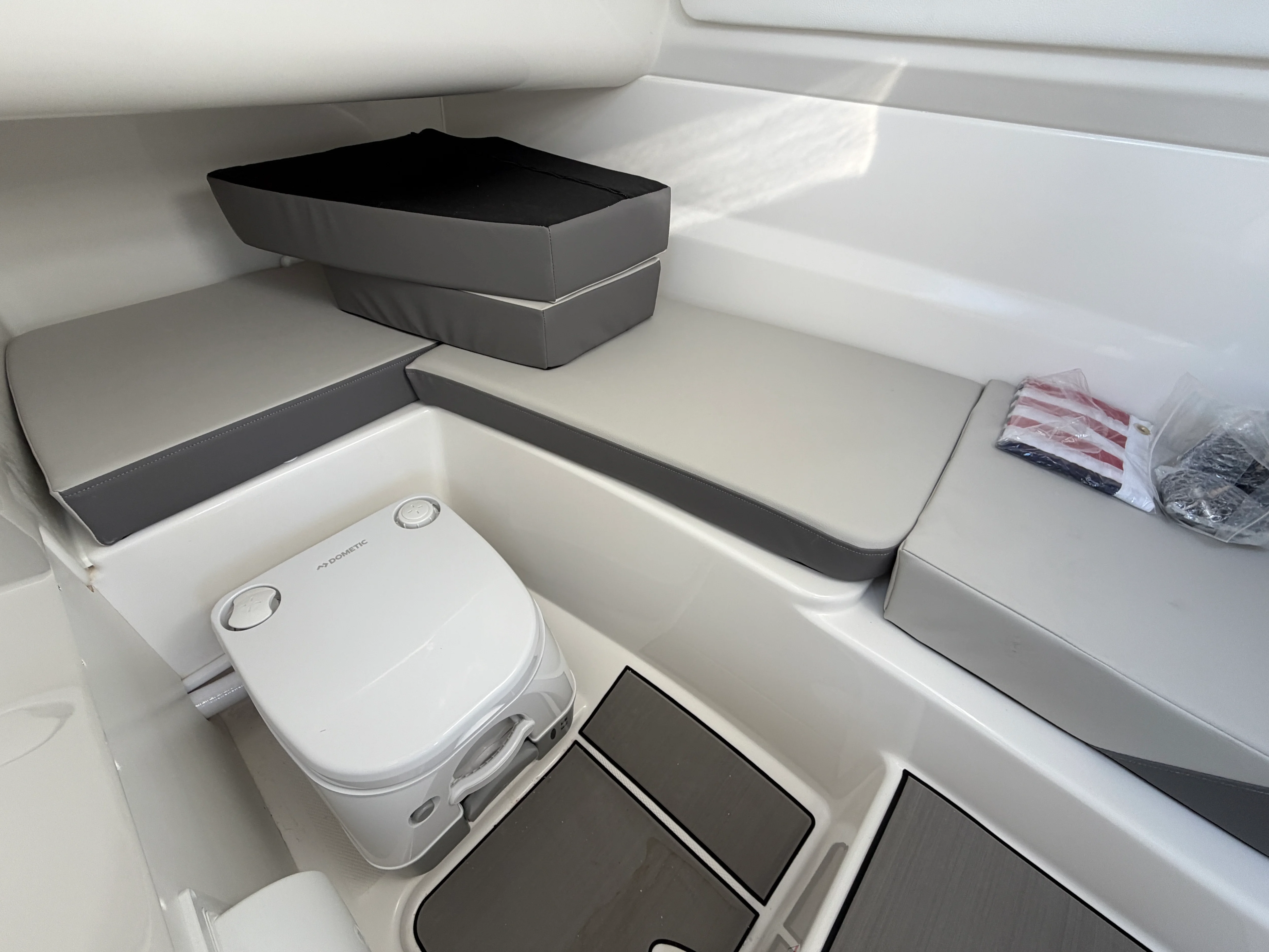 2026 Sea Ray SDX 230 Outboard Image Thumbnail #21