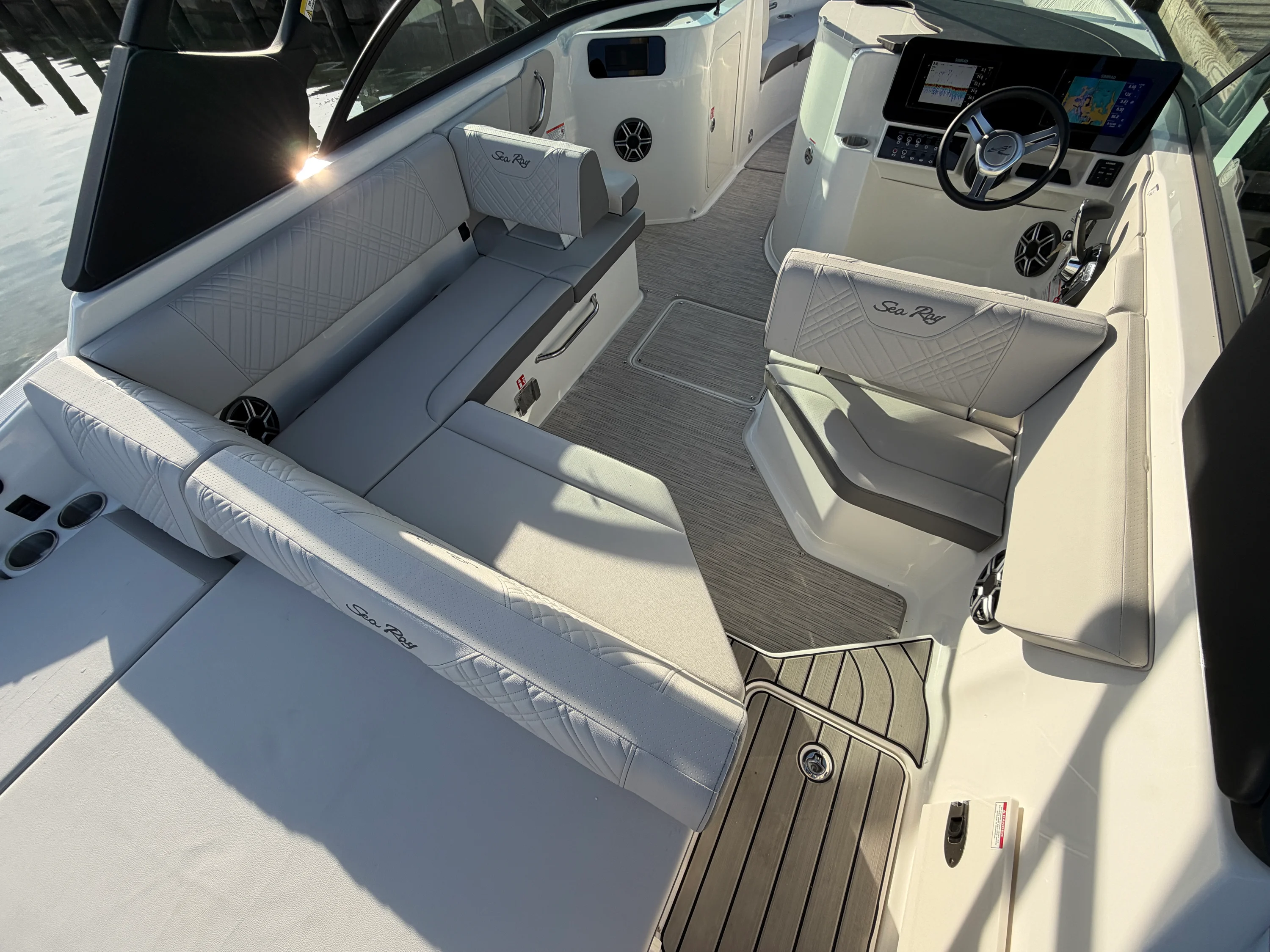 2026 Sea Ray SDX 230 Outboard Image Thumbnail #10