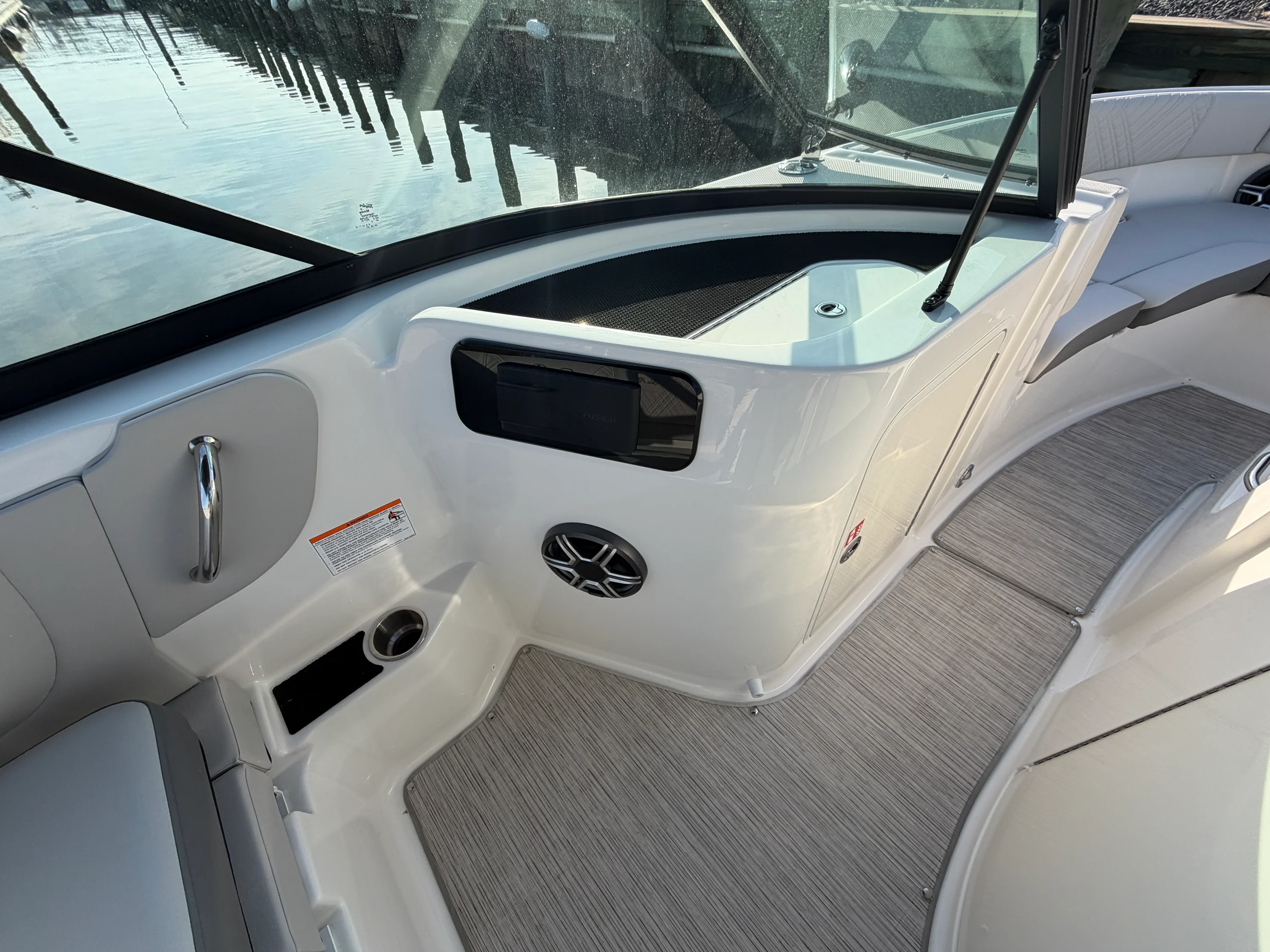 2026 Sea Ray SDX 230 Outboard Image Thumbnail #18