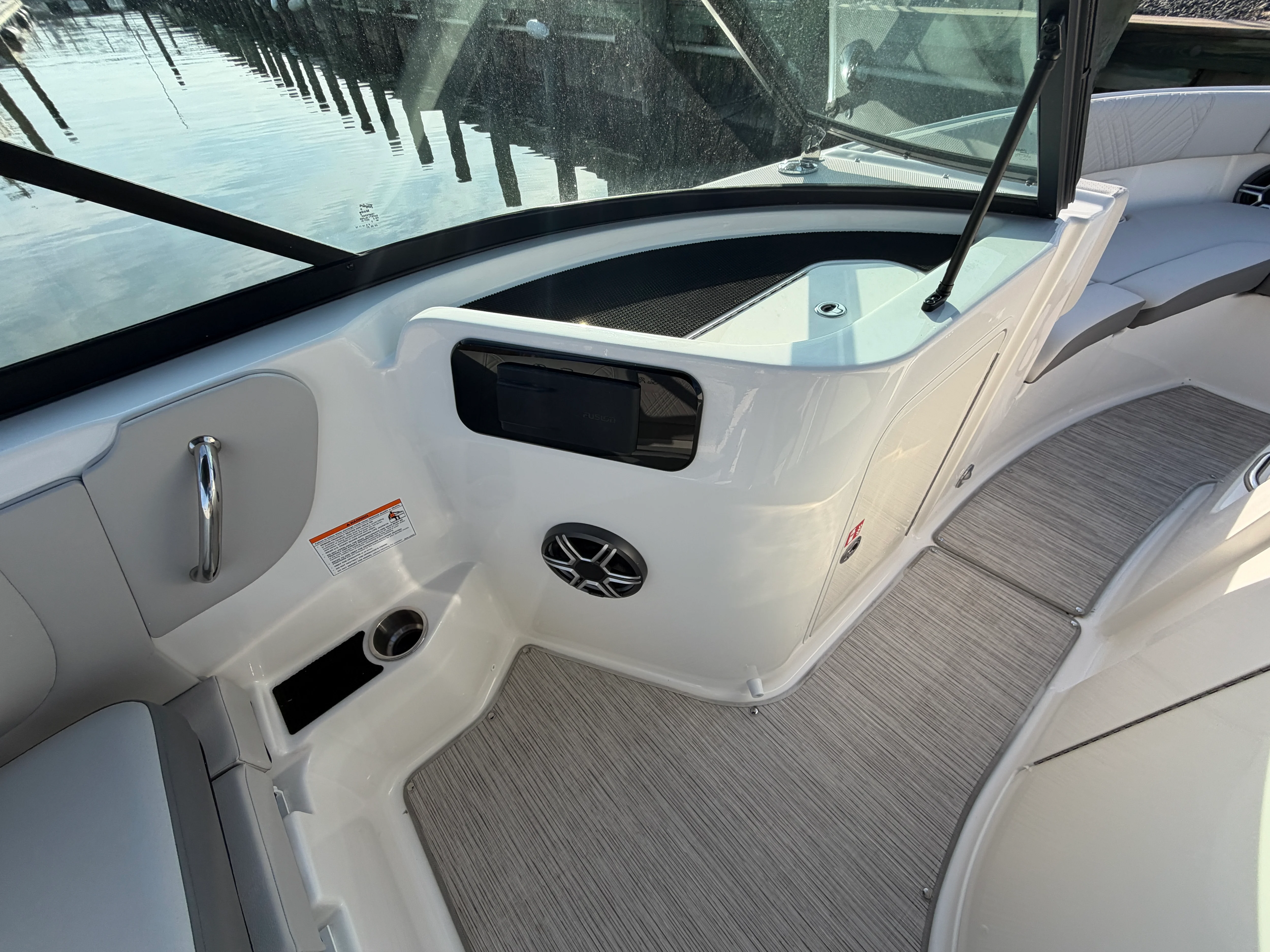 2026 Sea Ray SDX 230 Outboard Image Thumbnail #18