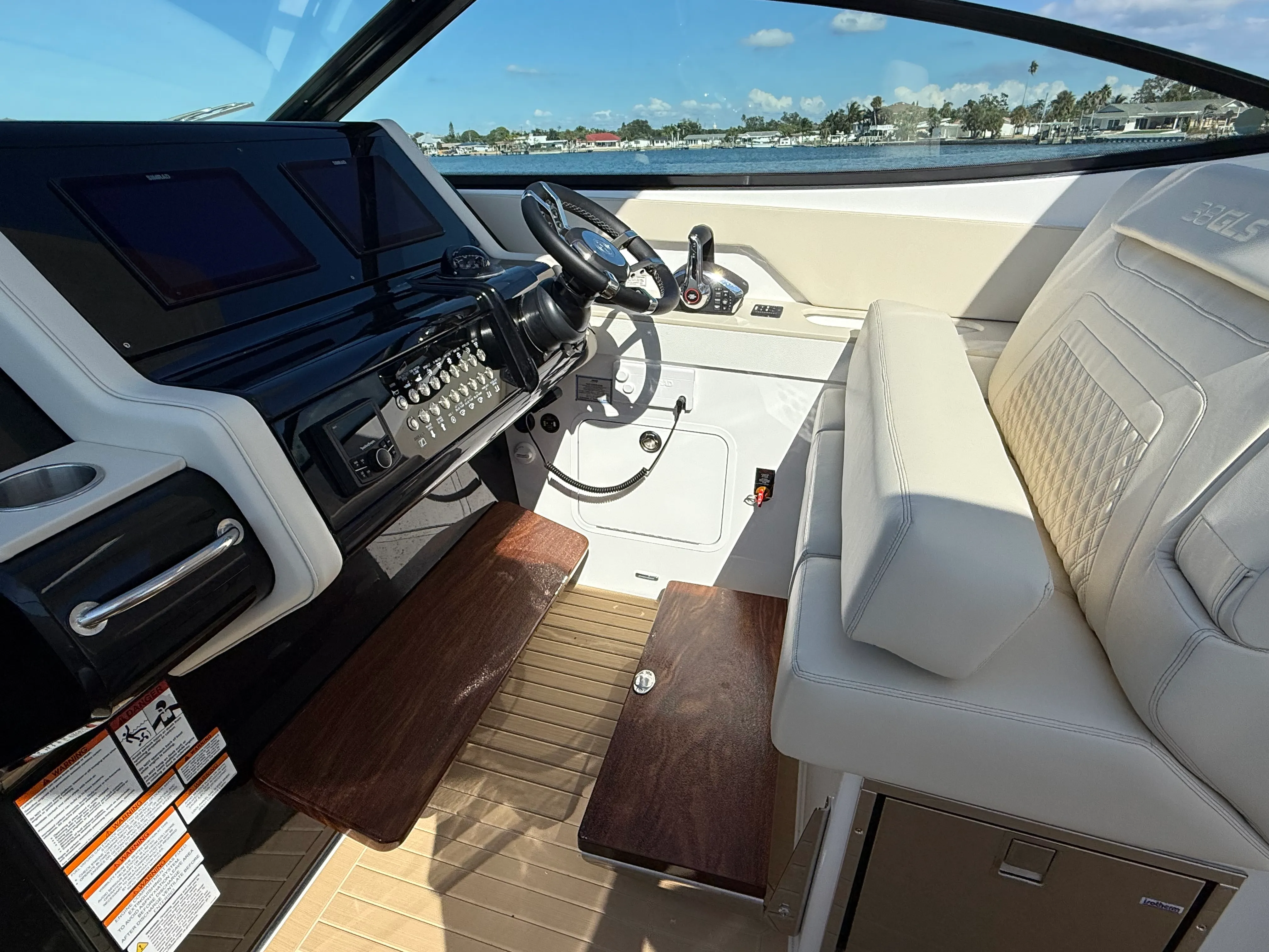 2026 Cruisers Yachts 38 GLS Outboard Image Thumbnail #41