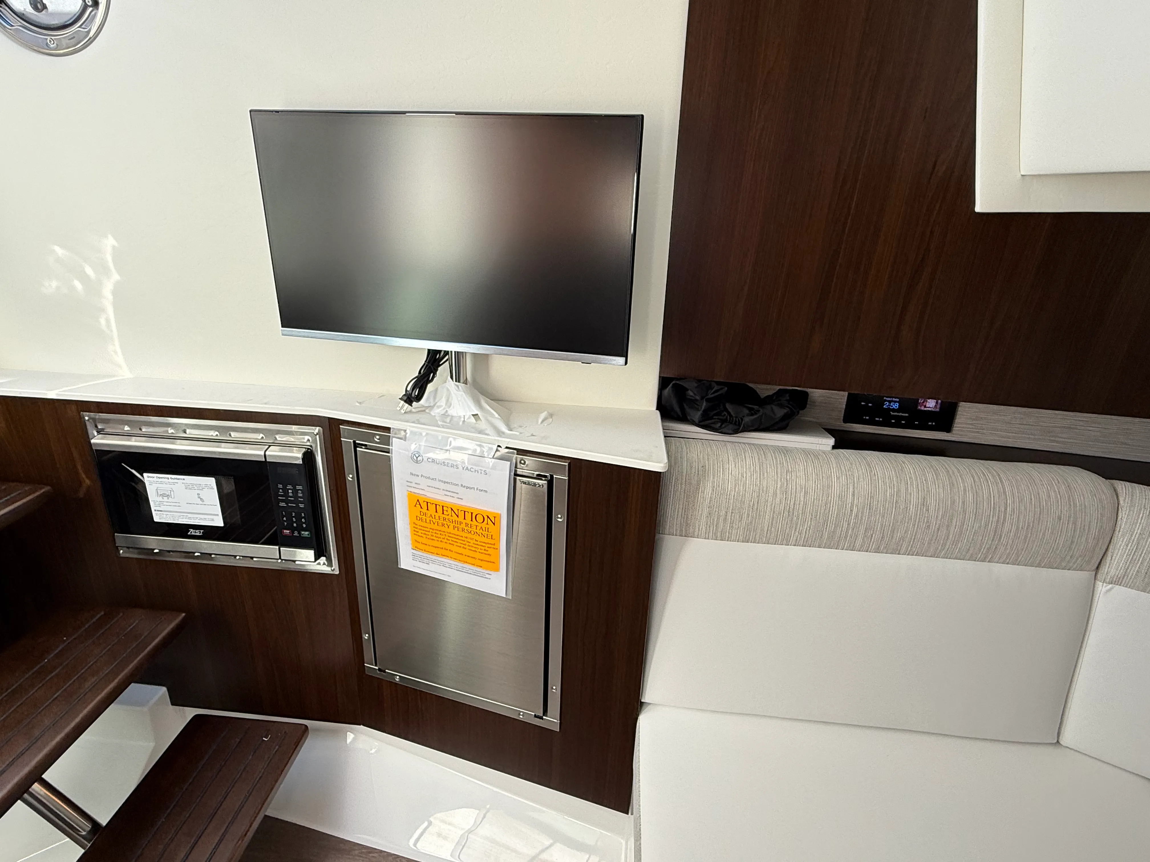 2026 Cruisers Yachts 38 GLS Outboard Image Thumbnail #60