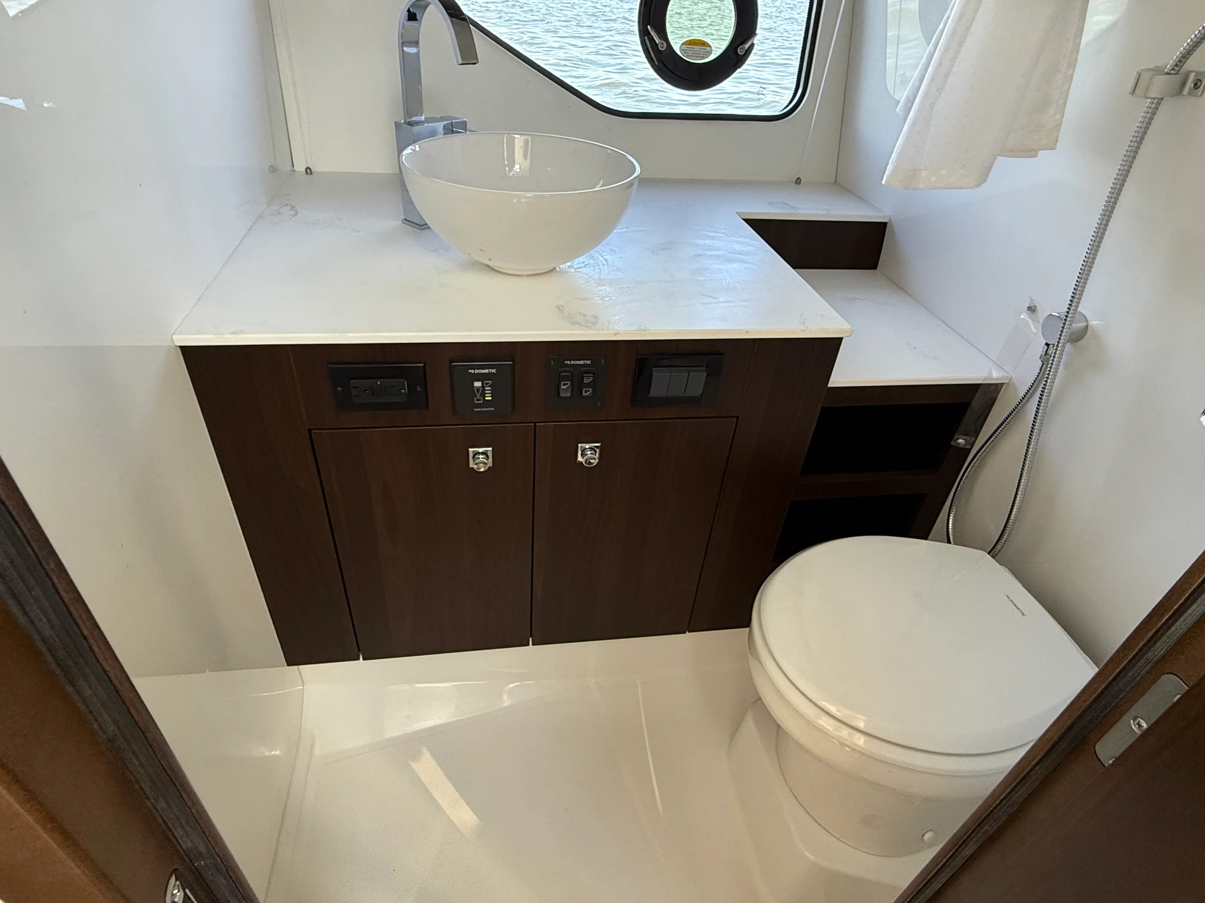 2026 Cruisers Yachts 38 GLS Outboard Image Thumbnail #64