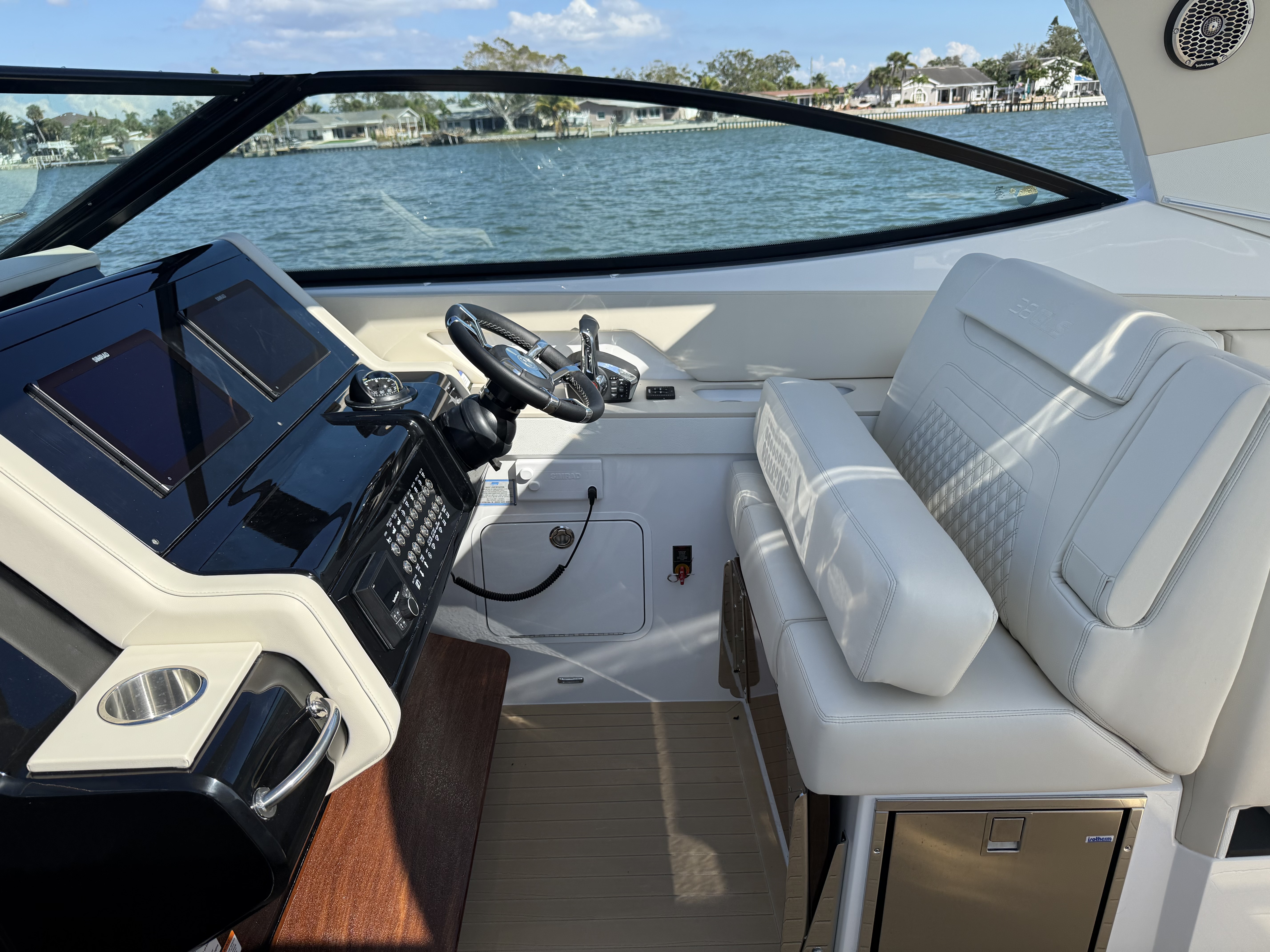 2026 Cruisers Yachts 38 GLS Outboard Image Thumbnail #34