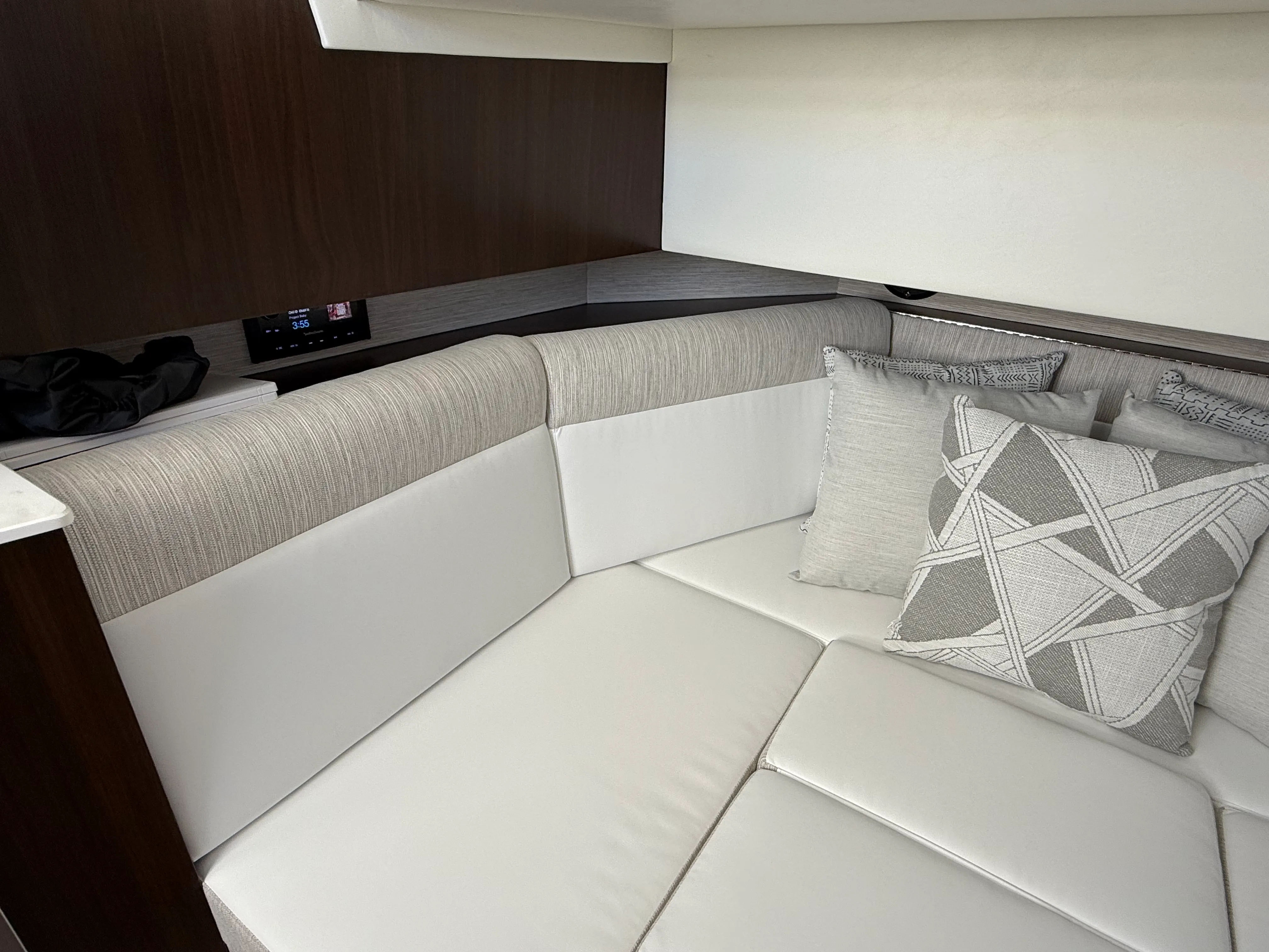 2026 Cruisers Yachts 38 GLS Outboard Image Thumbnail #68