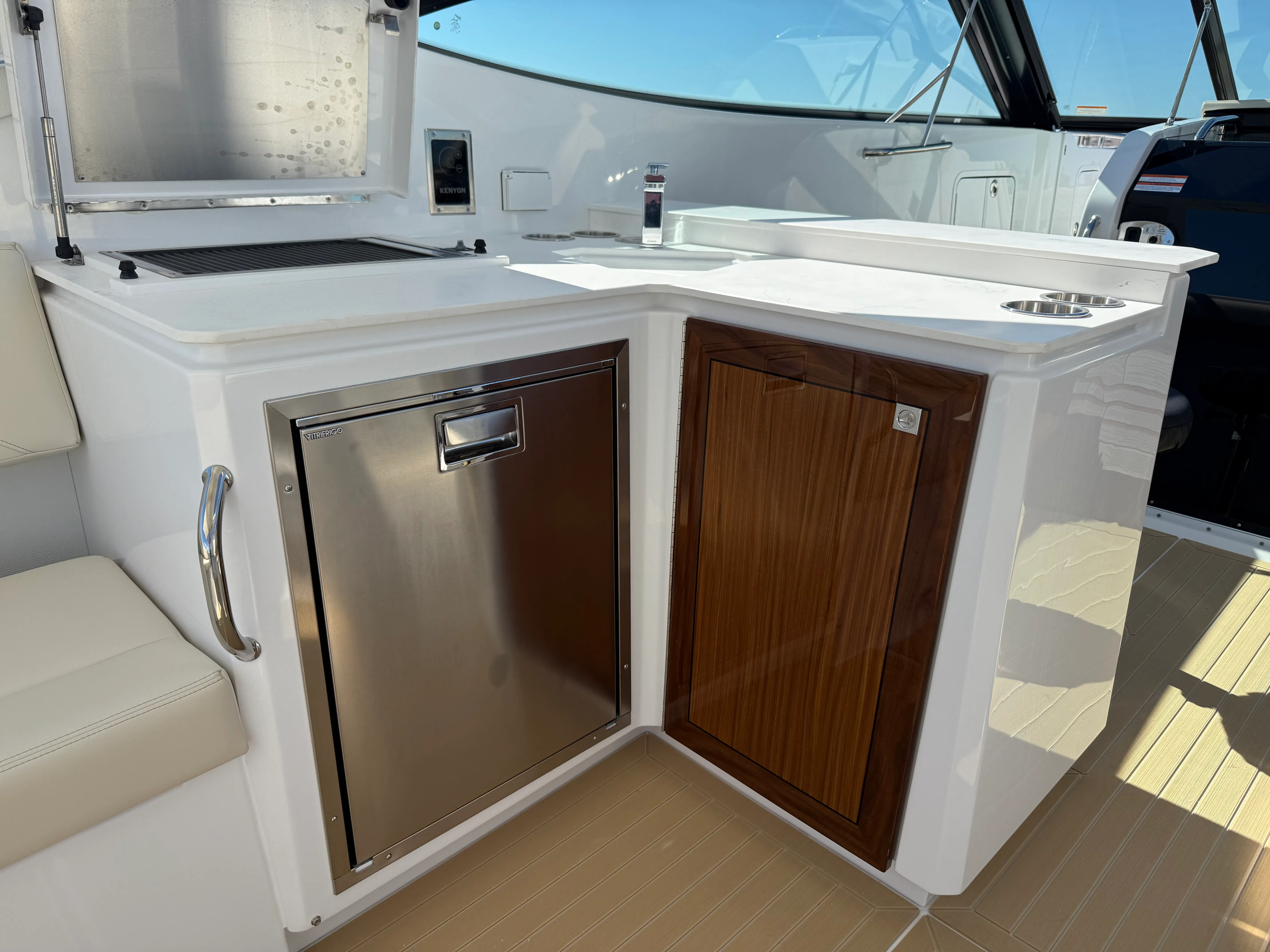 2026 Cruisers Yachts 38 GLS Outboard Image Thumbnail #32