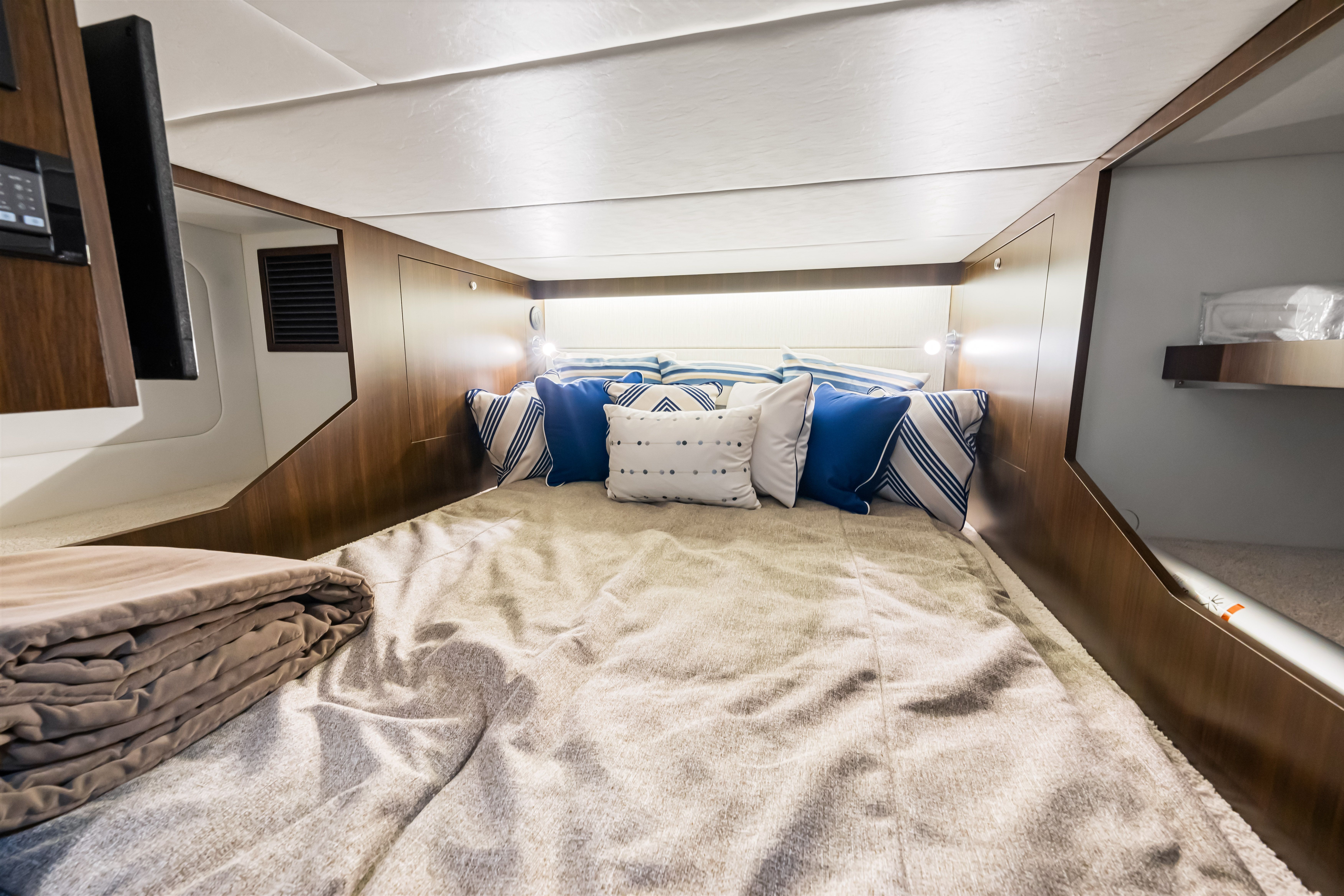 2026 Cruisers Yachts 38 GLS Outboard Image Thumbnail #79